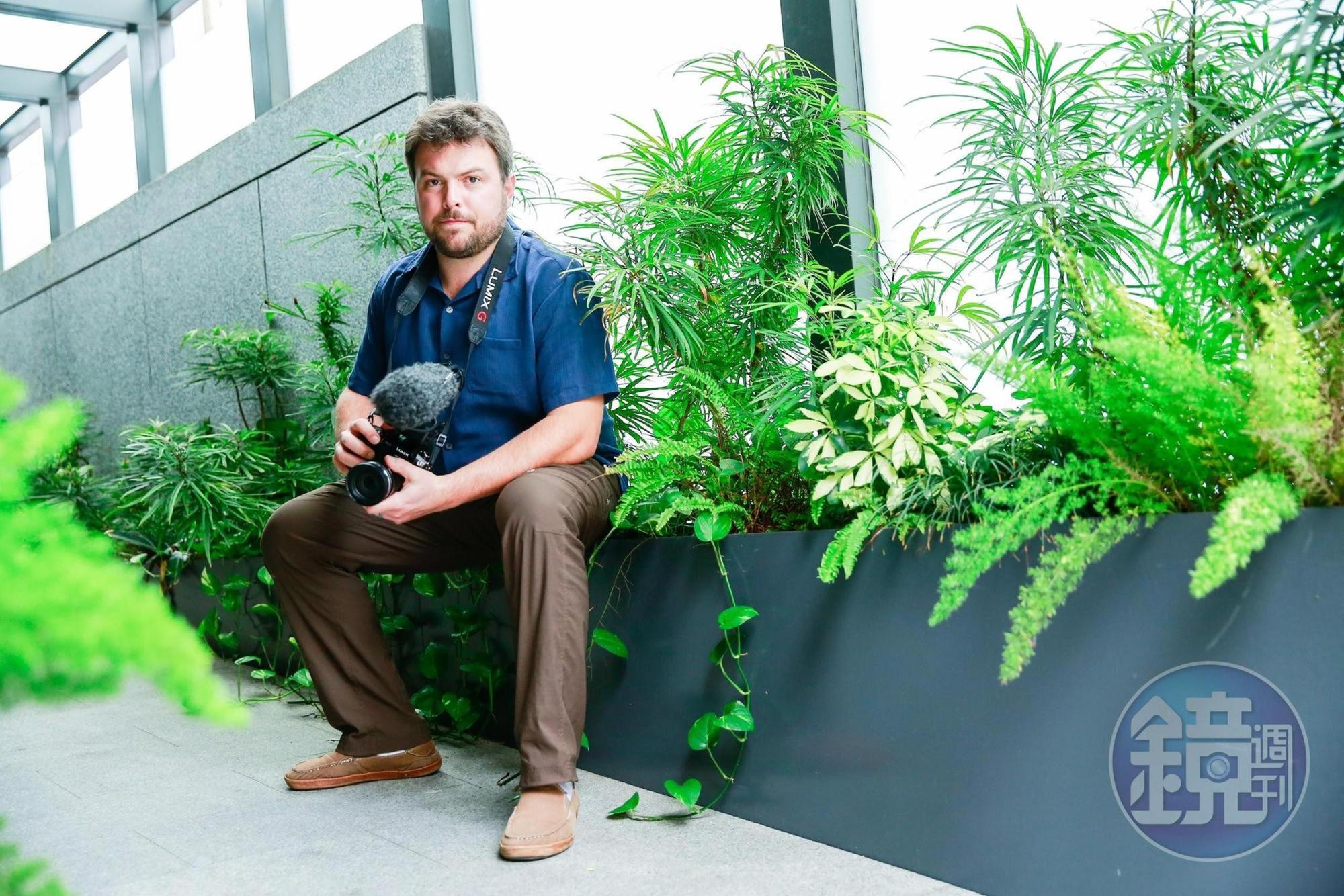 德瑞克哈爾奎斯特從青少年時期就喜歡玩攝影機，並將父親的故事拍成紀錄片。
