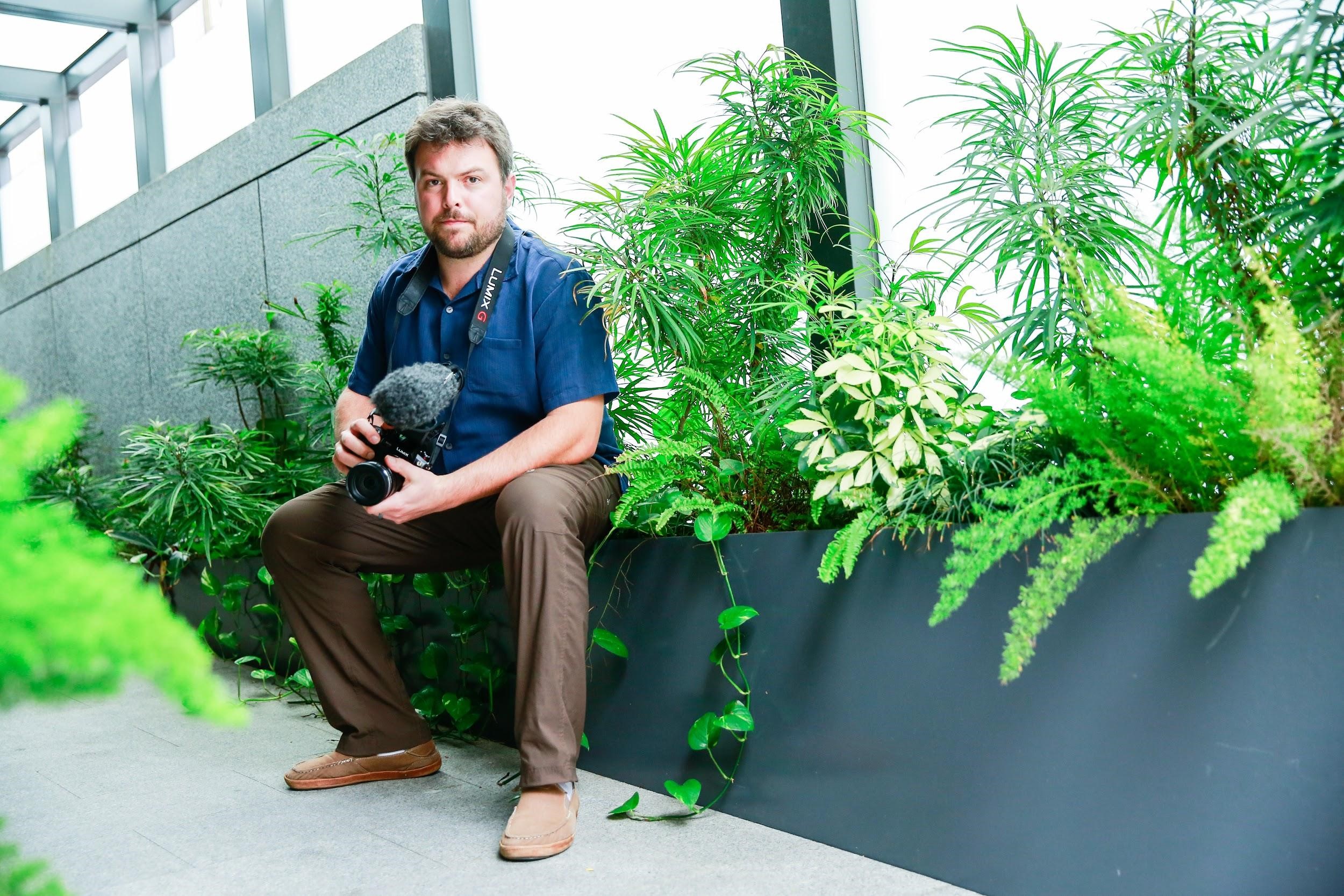 德瑞克哈爾奎斯特從青少年時期就喜歡玩攝影機,並將父親的故事拍成紀錄片。