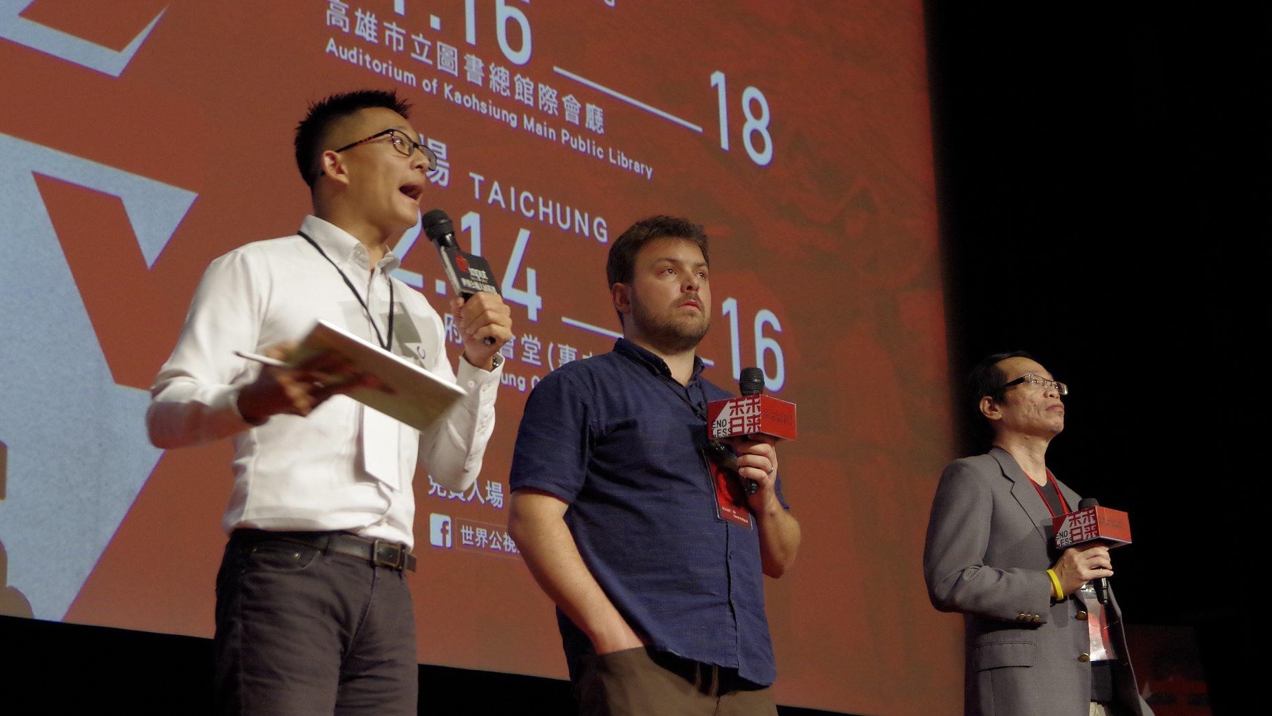 導演德瑞克哈爾奎斯特（中）來台出席「世界公視大展精選」活動，右為引言人高雄科技大學文創系主任陳志賢。（世界公視大展精選提供）