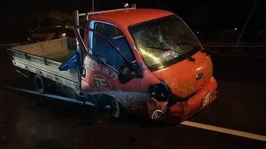 小貨車被撞，車上2人輕傷，1人腿斷。（警方提供）