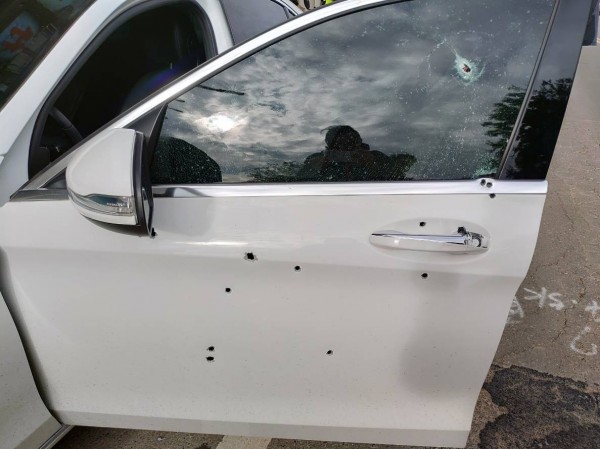 新竹縣湖口鄉傳出槍擊案，王姓男子在白色賓士車內遭人連開10幾槍，車門上有多個彈孔。（警方提供）
