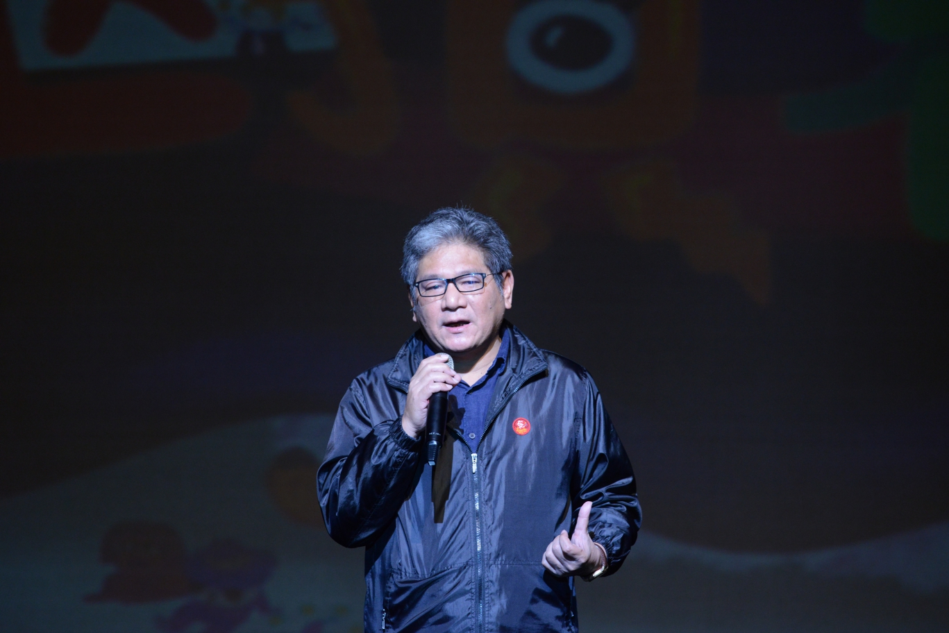 紙風車文教基金會執行長李永豐之前不願打選舉口水戰，但紙風車捐款受到影響，大嘆苦水。（紙風車劇團提供）