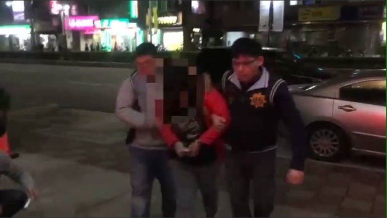 行蹤不明的保母在警方曉以大義下，坦承以硬物攻擊7個月大男嬰腦部。（翻攝畫面）