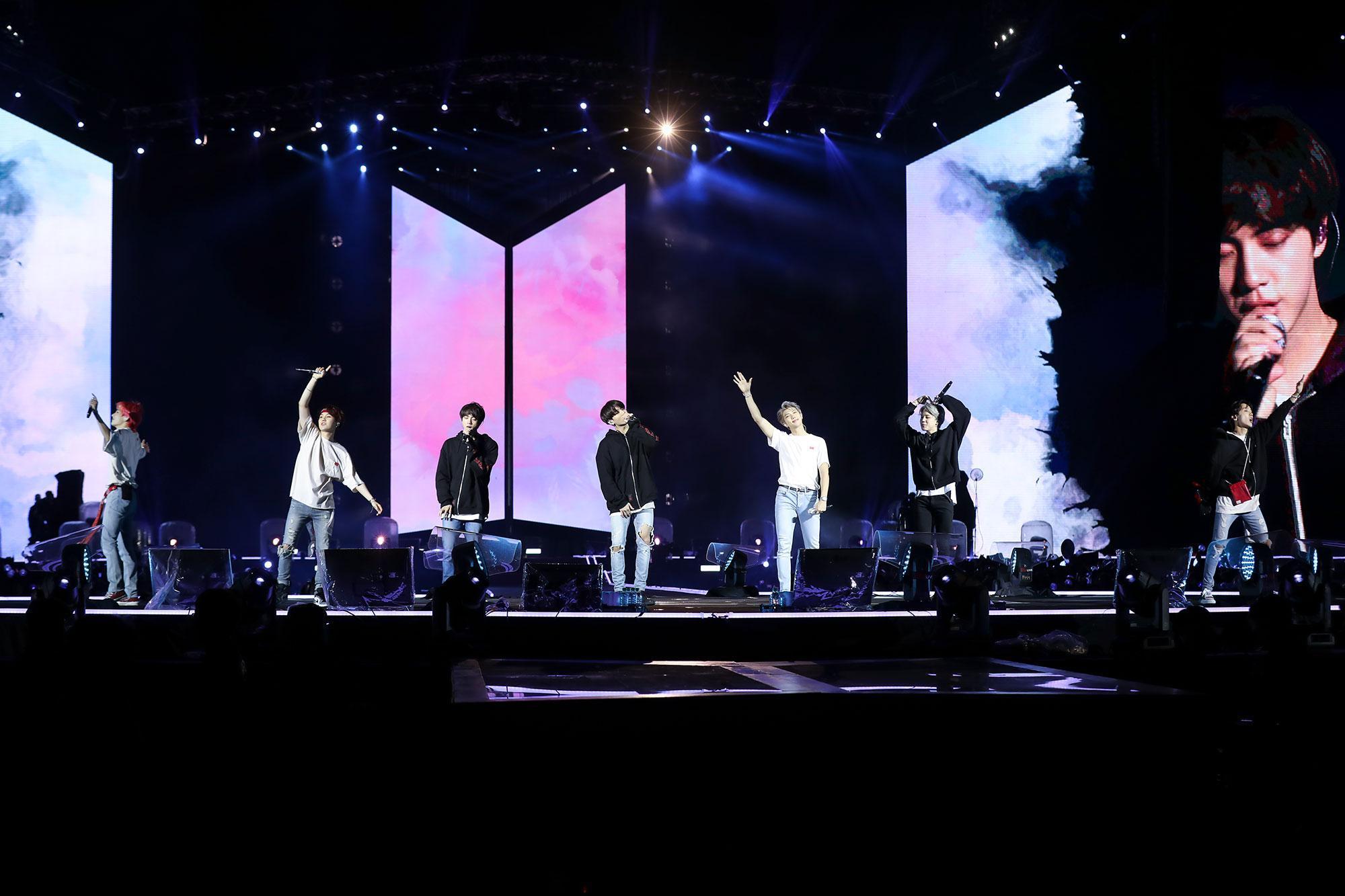 BTS防彈少年團連續2天在桃園棒球場舉行演唱會,共有5萬名粉絲進場觀賞。(LIVE NATION提供)