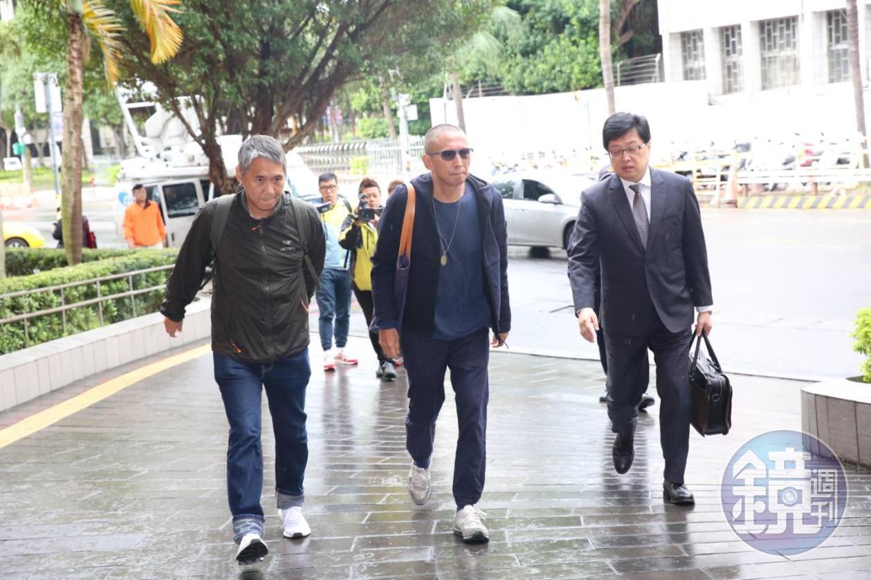 導演鈕承澤在律師胡原龍陪同下應訊,面對媒體包圍採訪,僅說答案永遠只有一個。