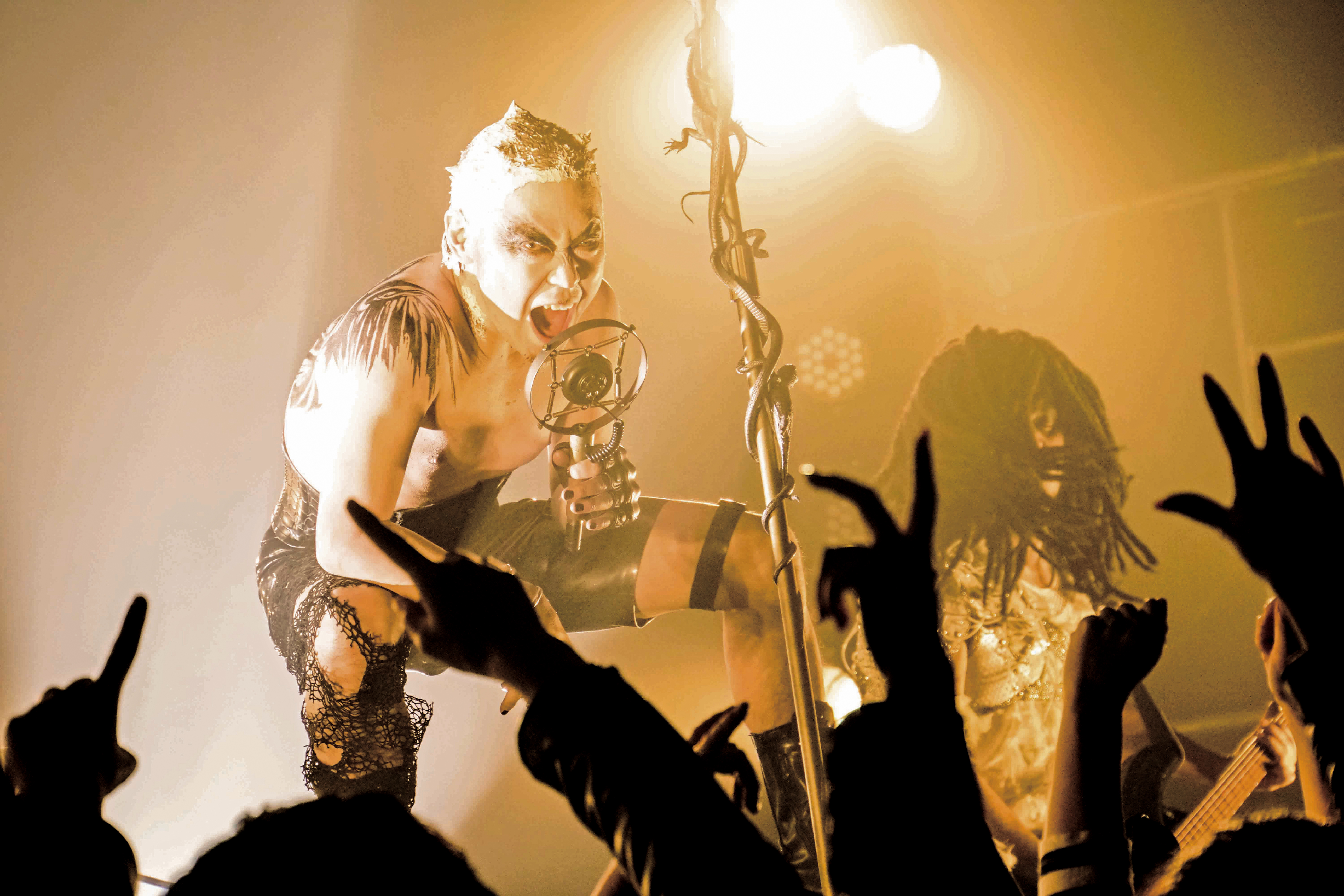 阿部貞夫飾演的歌手靠注入禁藥維持高亢歌聲,片中他因此用力過度、喉嚨噴血,情節既瘋狂又駭人。(天馬行空提供)