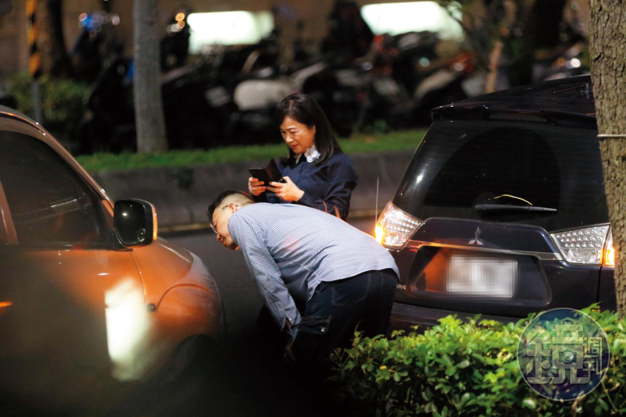 18:40被周玉蔻(右)開車撞到車頭的車主,彎下腰觀看車子損害狀況,周玉蔻在一旁表情尷尬。