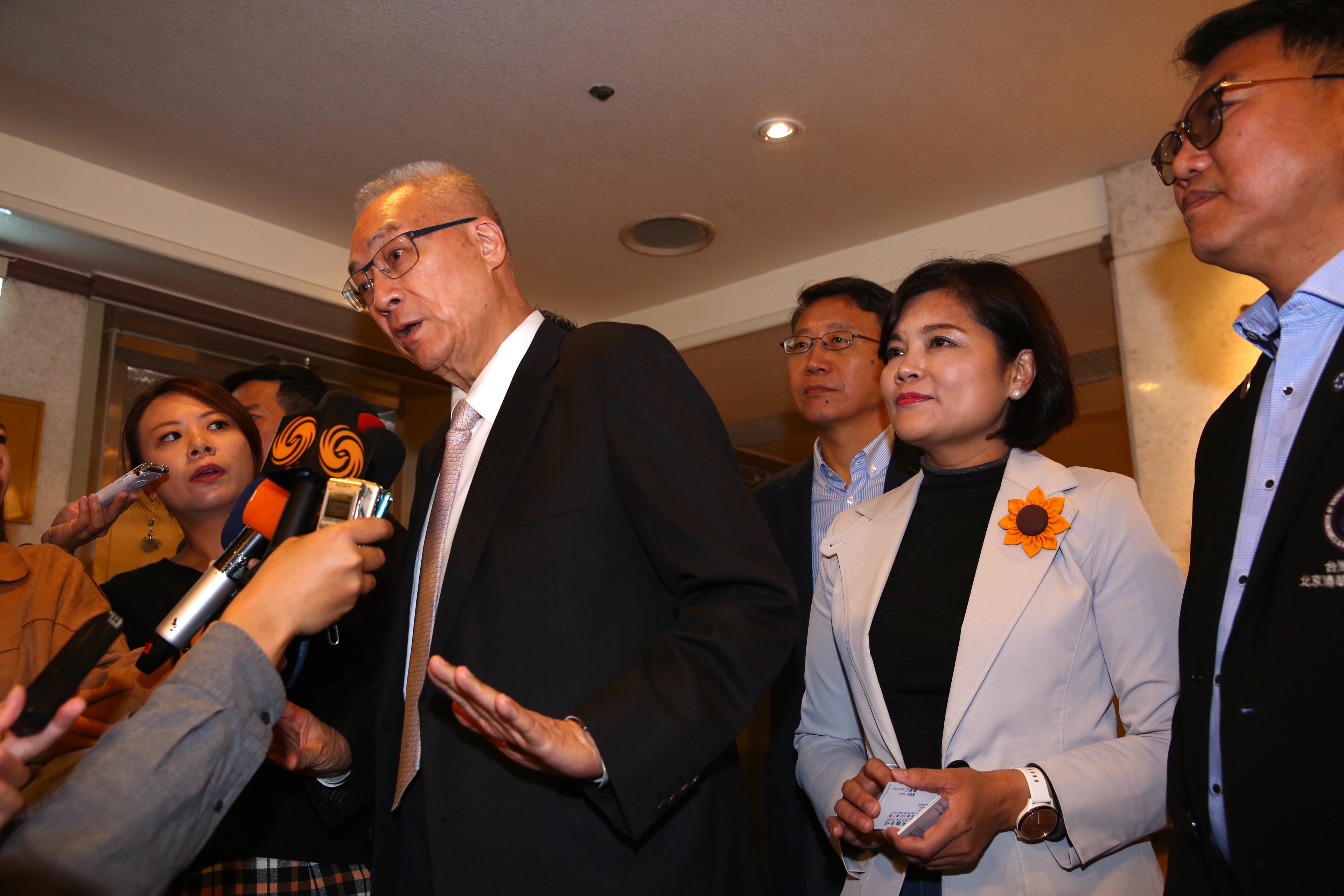 國民黨主席吳敦義被問到黨副主席兼秘書長曾永權傳口頭請辭一事時表示，空穴來風。