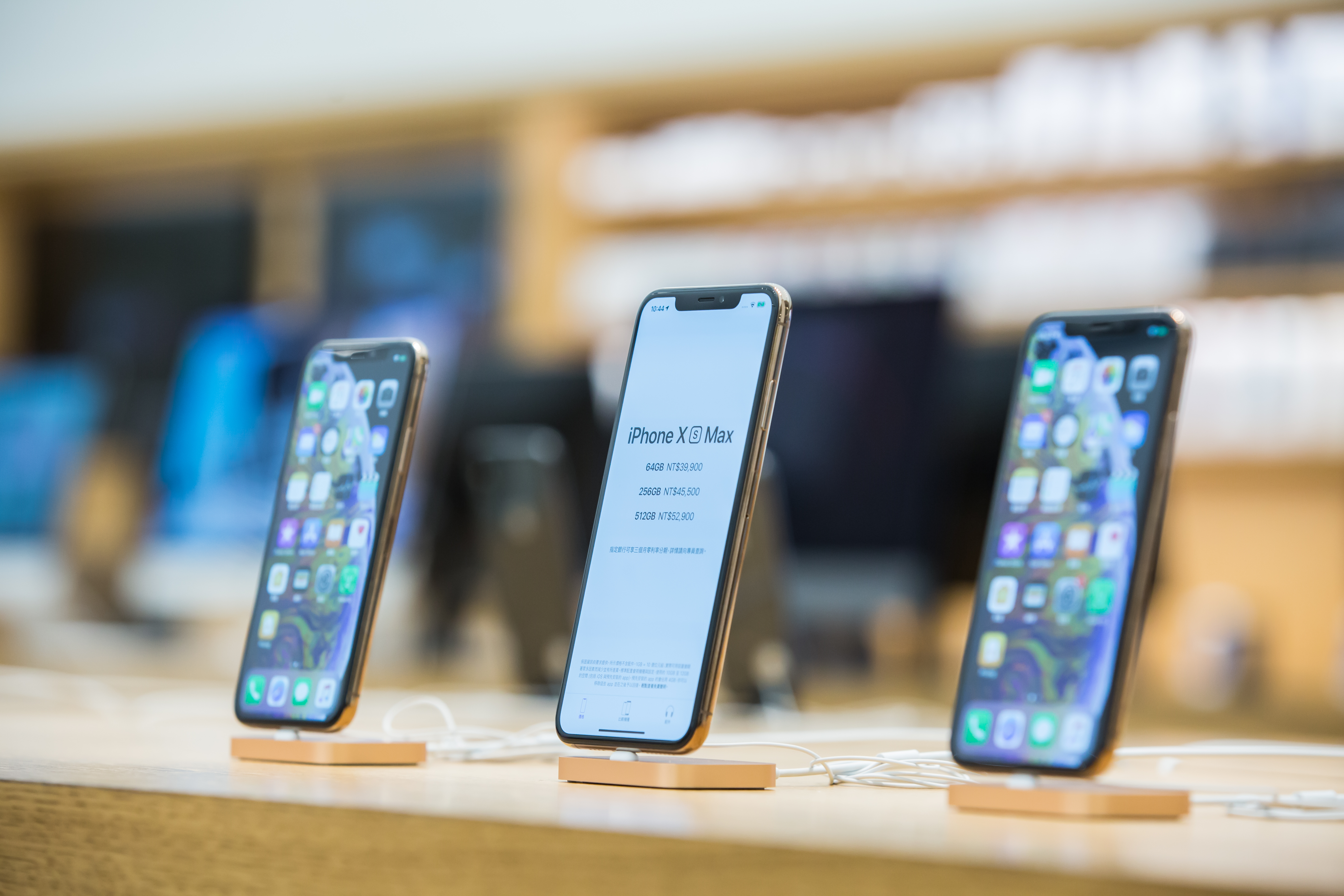 蘋果iPhone8之後的機款，都支援快充功能，但原廠附贈的「白豆腐」，充電規格仍然是5W，充電效率低落。