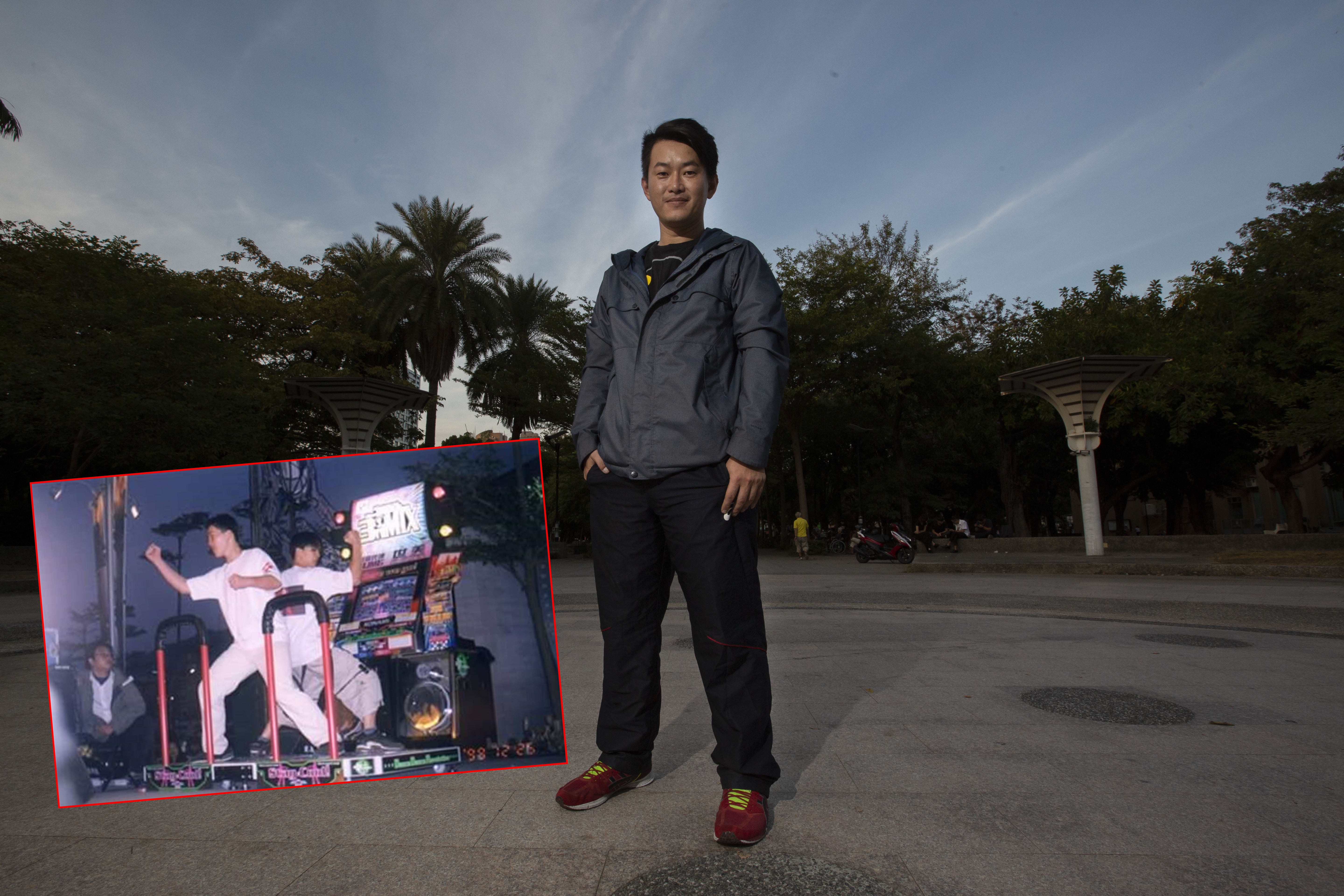 舊照是陳柏惟(前)國中時,參加全台跳舞機比賽奪得冠軍的紀念照。我們跟他到黨部附近的公園拍照,途中許多人主動跟他攀談、合照。