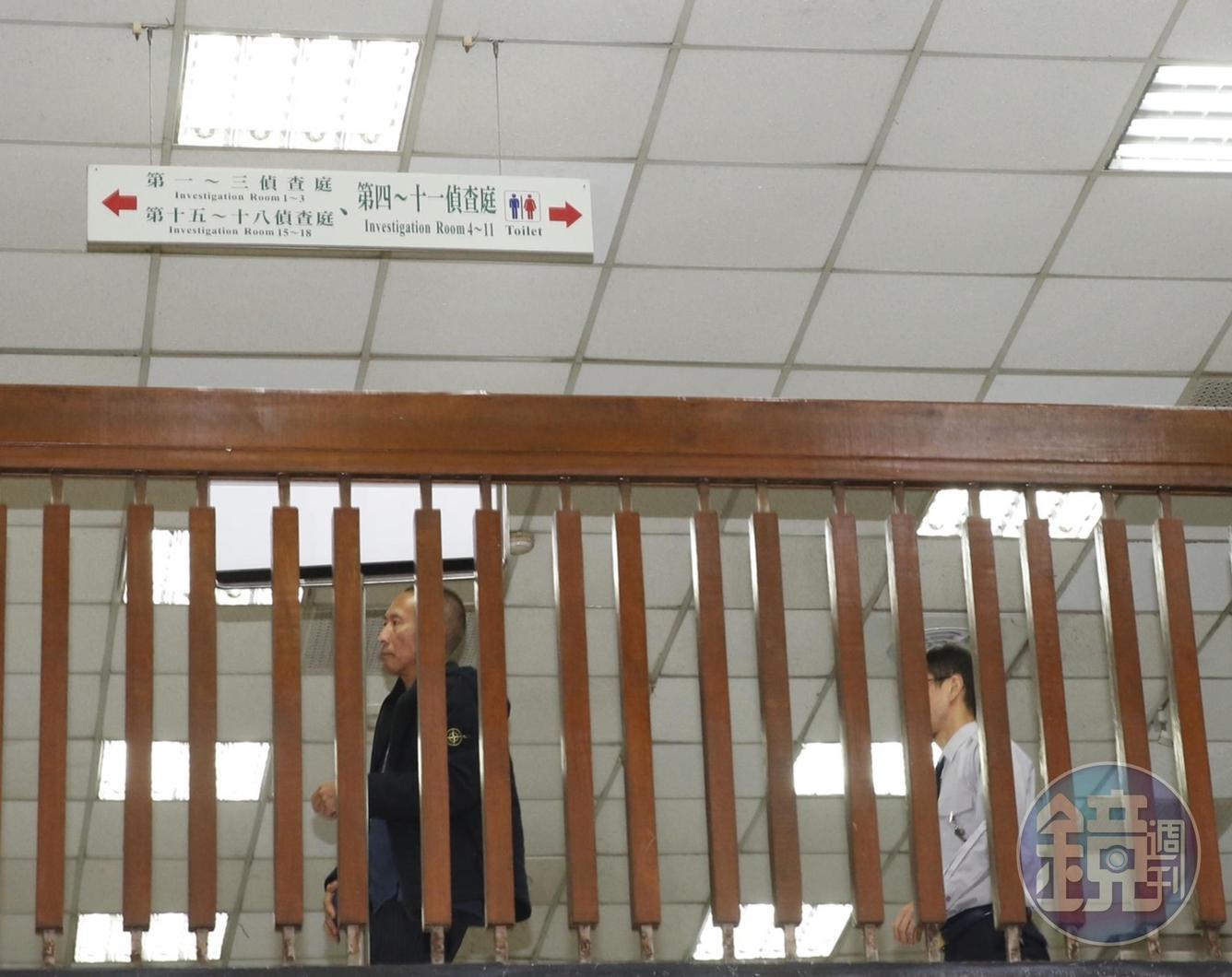 涉及性侵女工作人員的導演鈕承澤（左），今早赴北檢偵訊，訊後以150萬元交保，限制出境及住居。