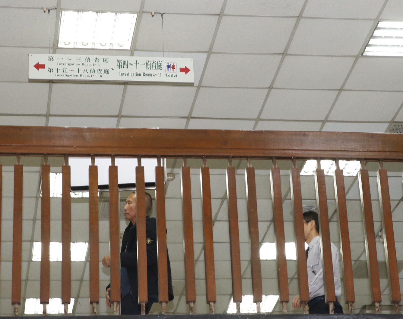 涉及性侵女工作人員的導演鈕承澤（左），今早赴北檢偵訊，訊後以150萬元交保，限制出境及住居。