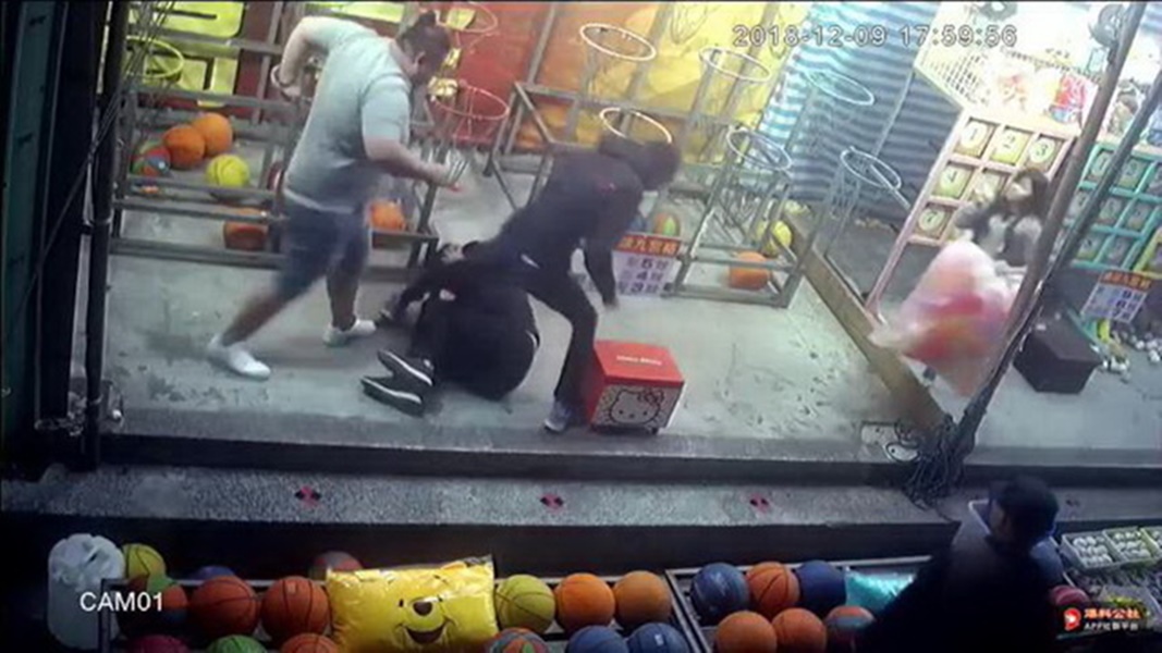 雙方一言不合，連男遭惡煞攻擊打倒在地。（翻攝畫面）