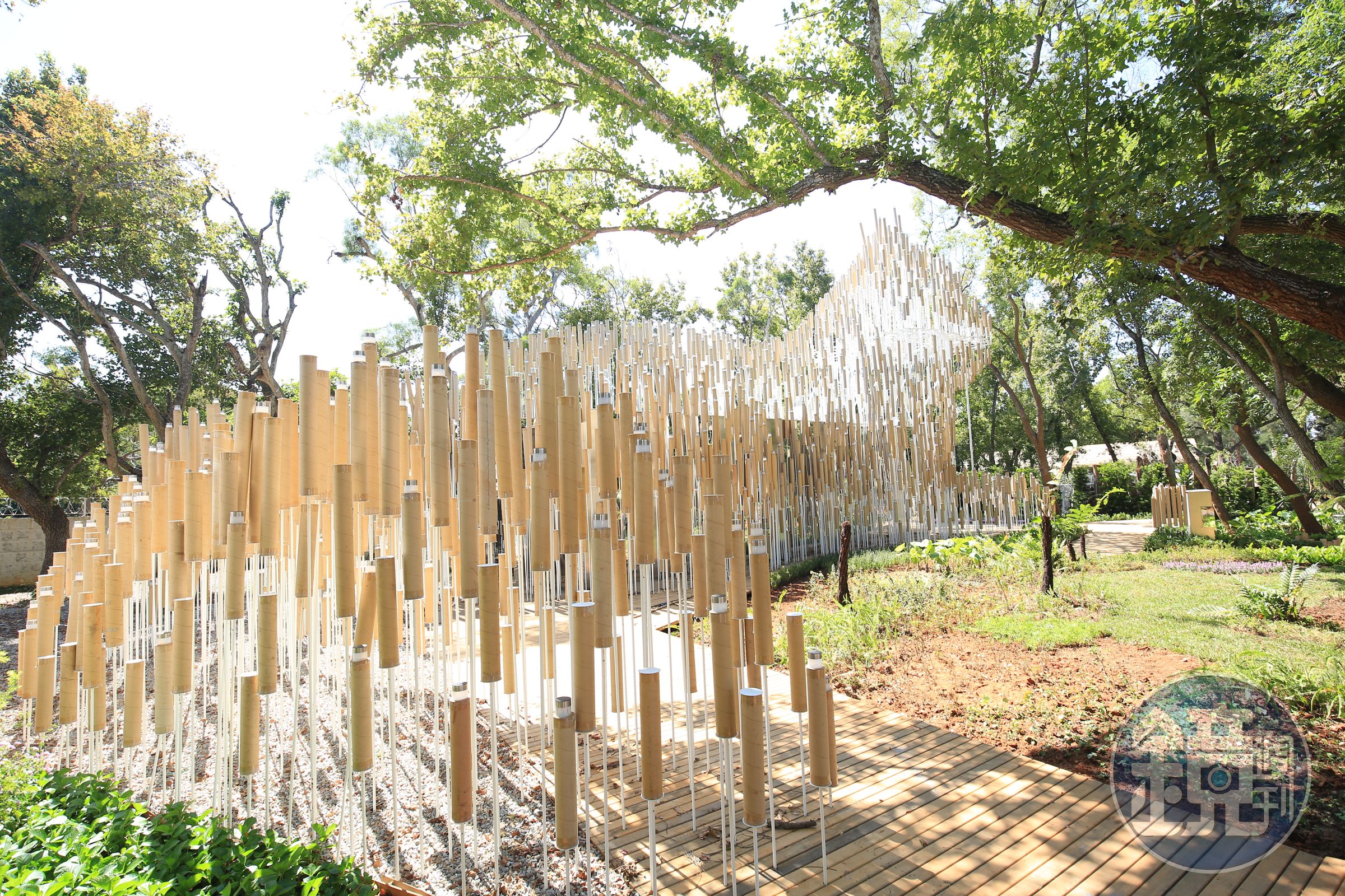 「正隆森隆活虎館」利用精密計算測量紙管定位，打造出一隻坐臥在森林中休憩的石虎。（台中市政府提供）