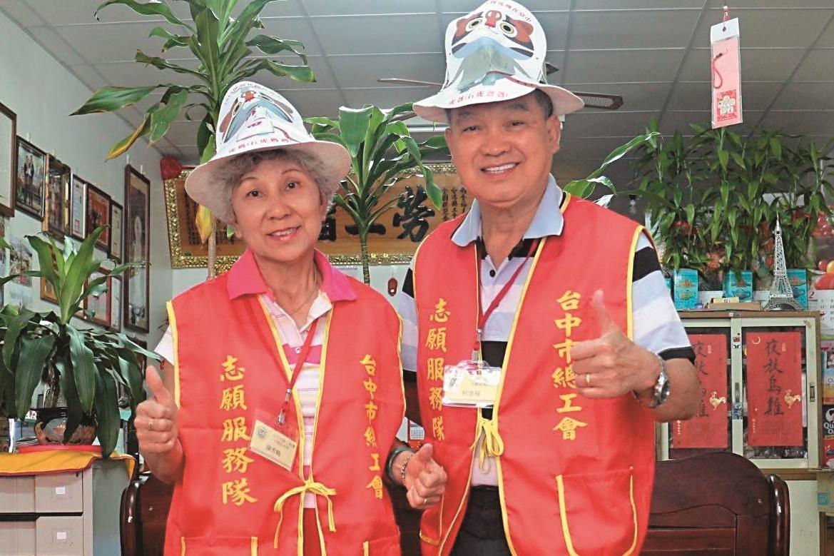 何金福夫妻希望讓遊客不僅欣賞花卉,也能同時感受到台中人的人情味。(何金福提供)
