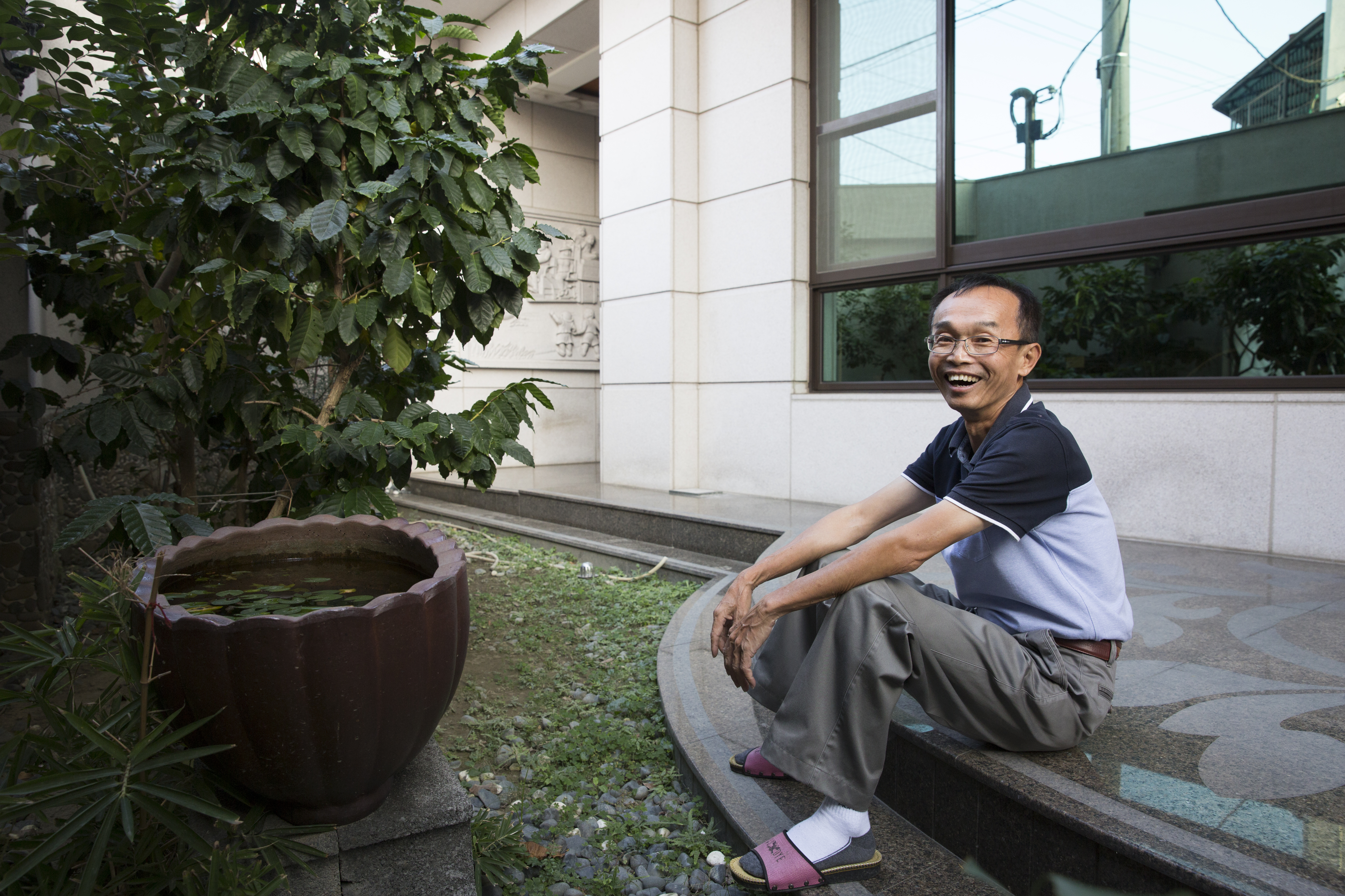 陳永和個子瘦小，但性格堅毅，走上環保抗爭之路，挫折或沮喪的時候，經常就坐在自家花園吹口哨。