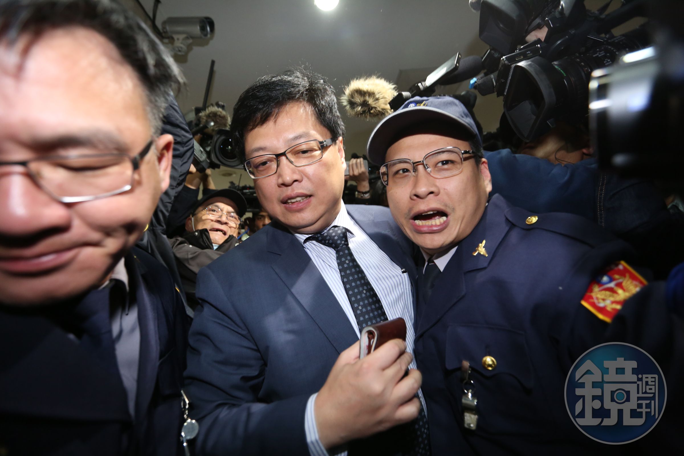 擔任鈕承澤律師的胡原龍（中），據傳曾去電給承辦鈕案檢察官的蕭永昌。