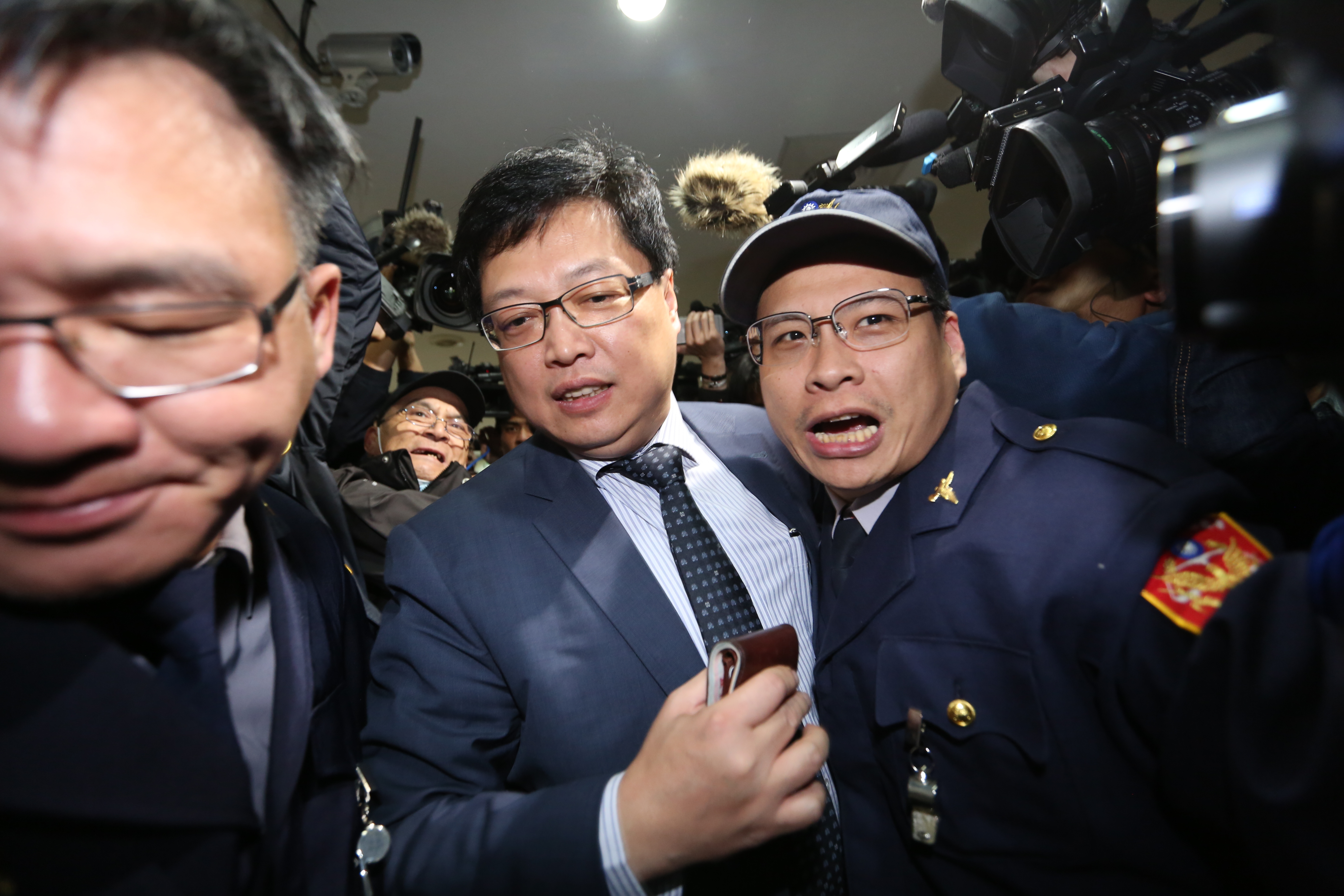 擔任鈕承澤律師的胡原龍（中），據傳曾去電給承辦鈕案檢察官的蕭永昌。