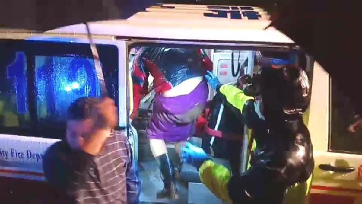 楊男被找到後，自行走上救護車。（翻攝畫面）