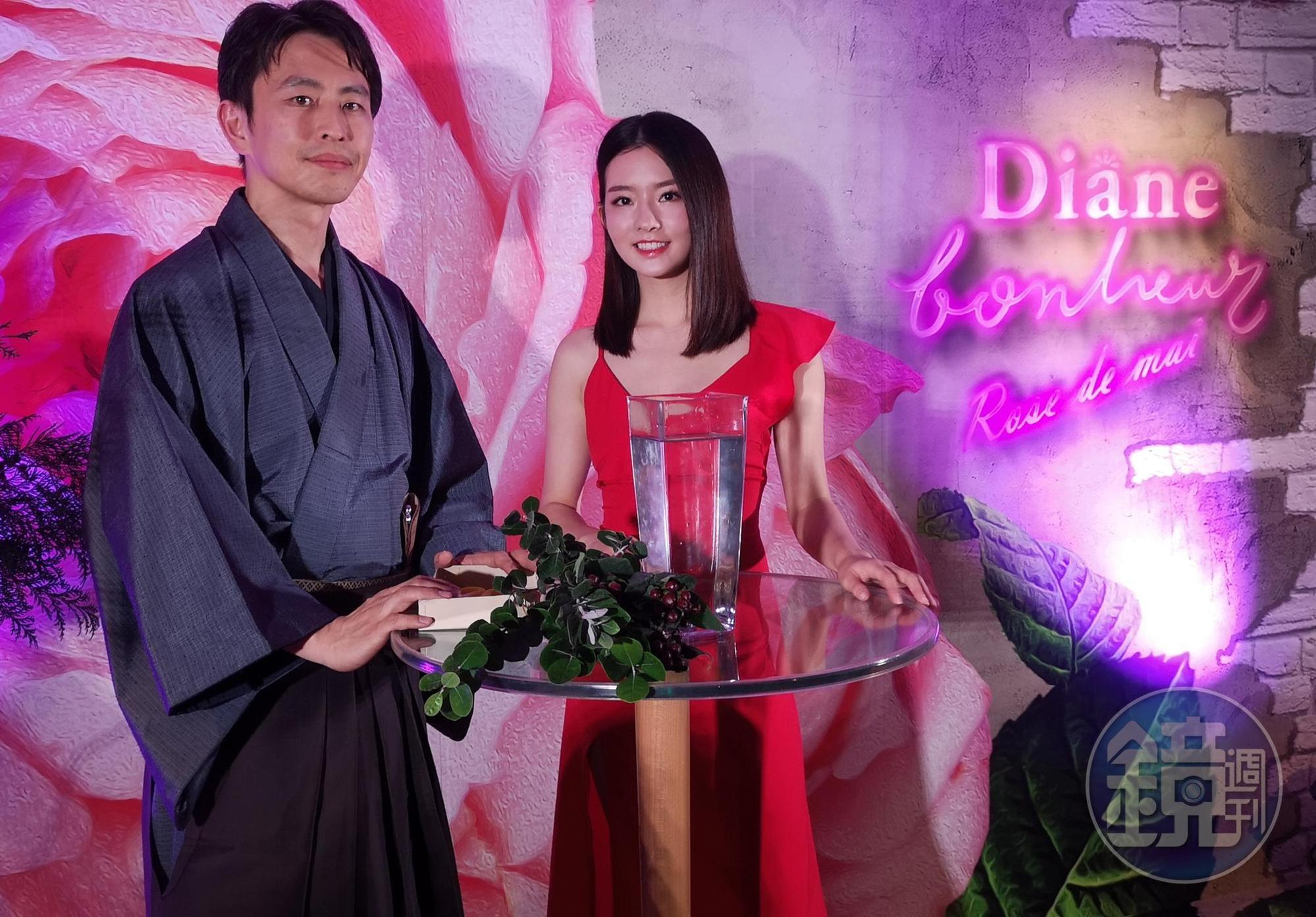 陳語安（右）在台上接受日本知名花道家塚越応駿指導插花。