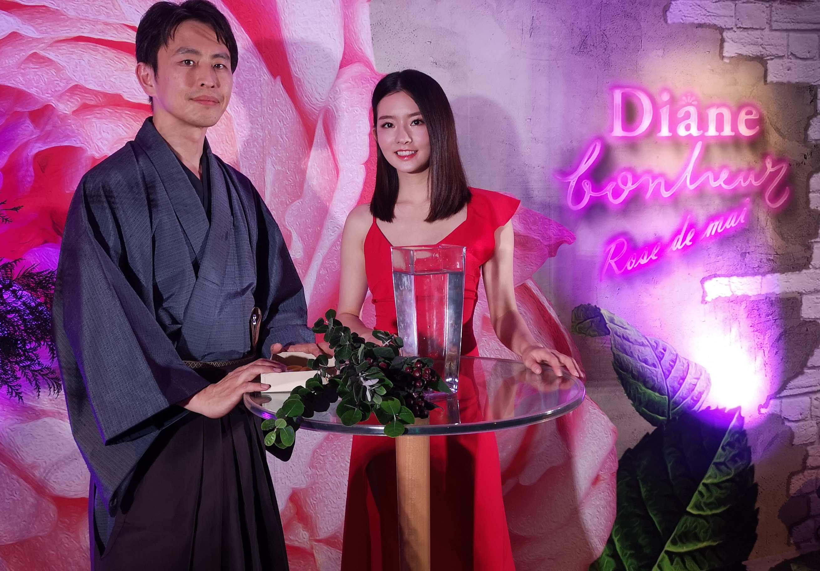 陳語安（右）在台上接受日本知名花道家塚越応駿指導插花。