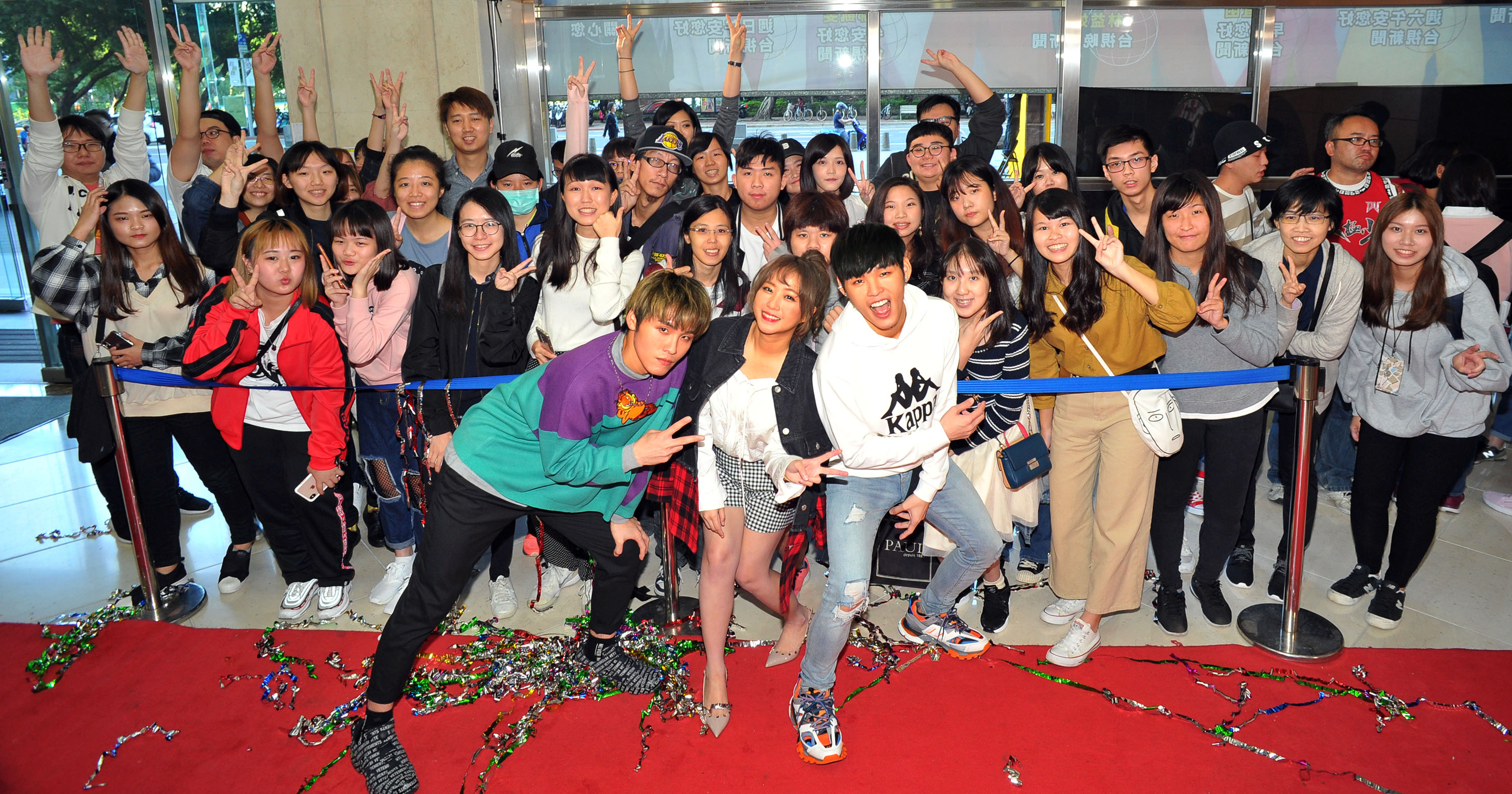 茵聲（前排中）和展榮（左）、展瑞日前在台視廣場舉辦快閃活動，現場擠滿死忠民眾。（台視提供）