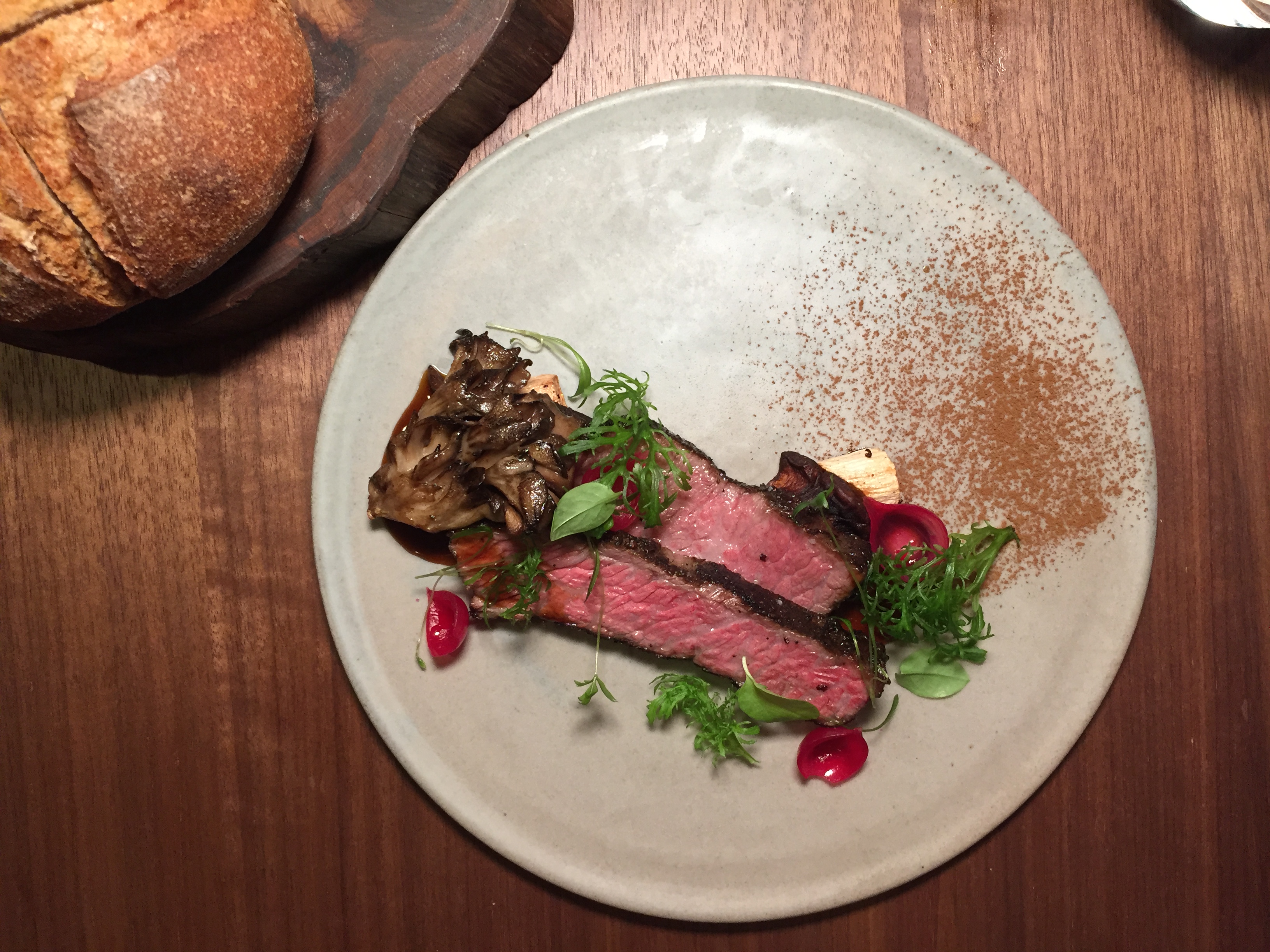 「Lexus」與米其林1星餐廳「MUME」合辦主題餐會，主菜端上「米麴熟成牛小排」，腴潤柔嫩。