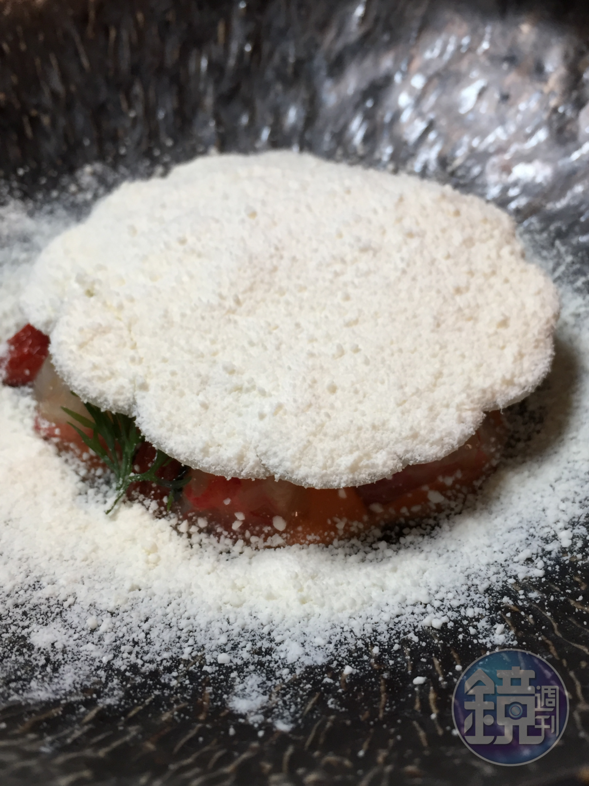 「生胭脂蝦／瑞可達起司」用豆薯片排成花，底下鋪滿生胭脂蝦，搭配蝦膏醬汁、醃漬枸杞，來到桌前現撒以液態氮凝固的瑞可達起司粉，煙霧自盤中漫開。