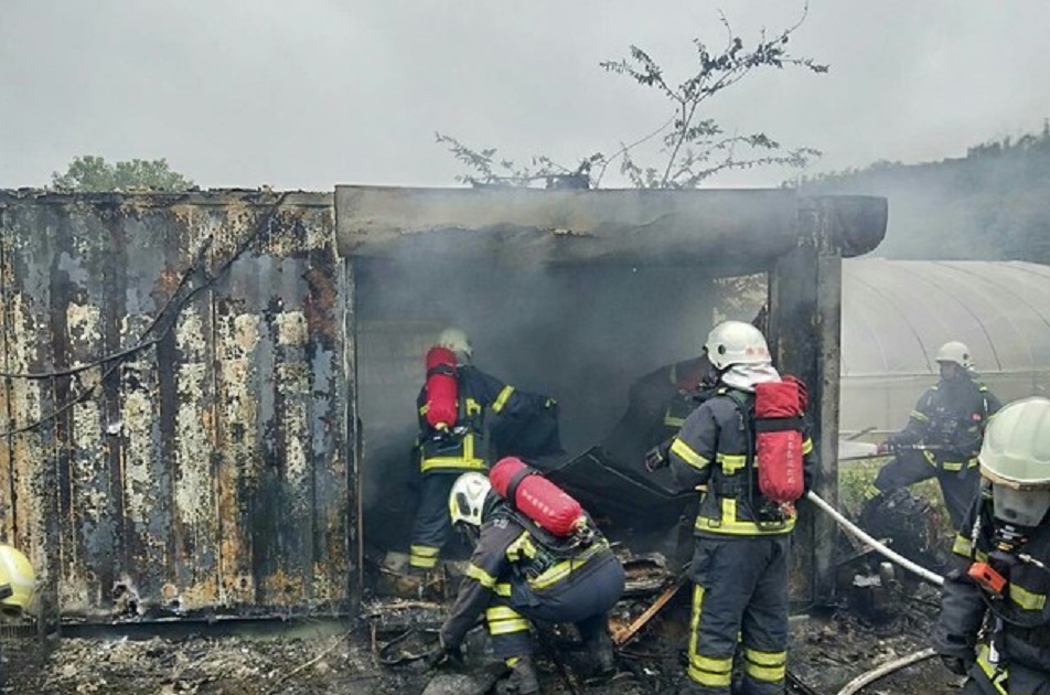 功維敘隧道遊客服務中心旁邊貨櫃屋失火，消防人員迅速灌救。（消防局提供）