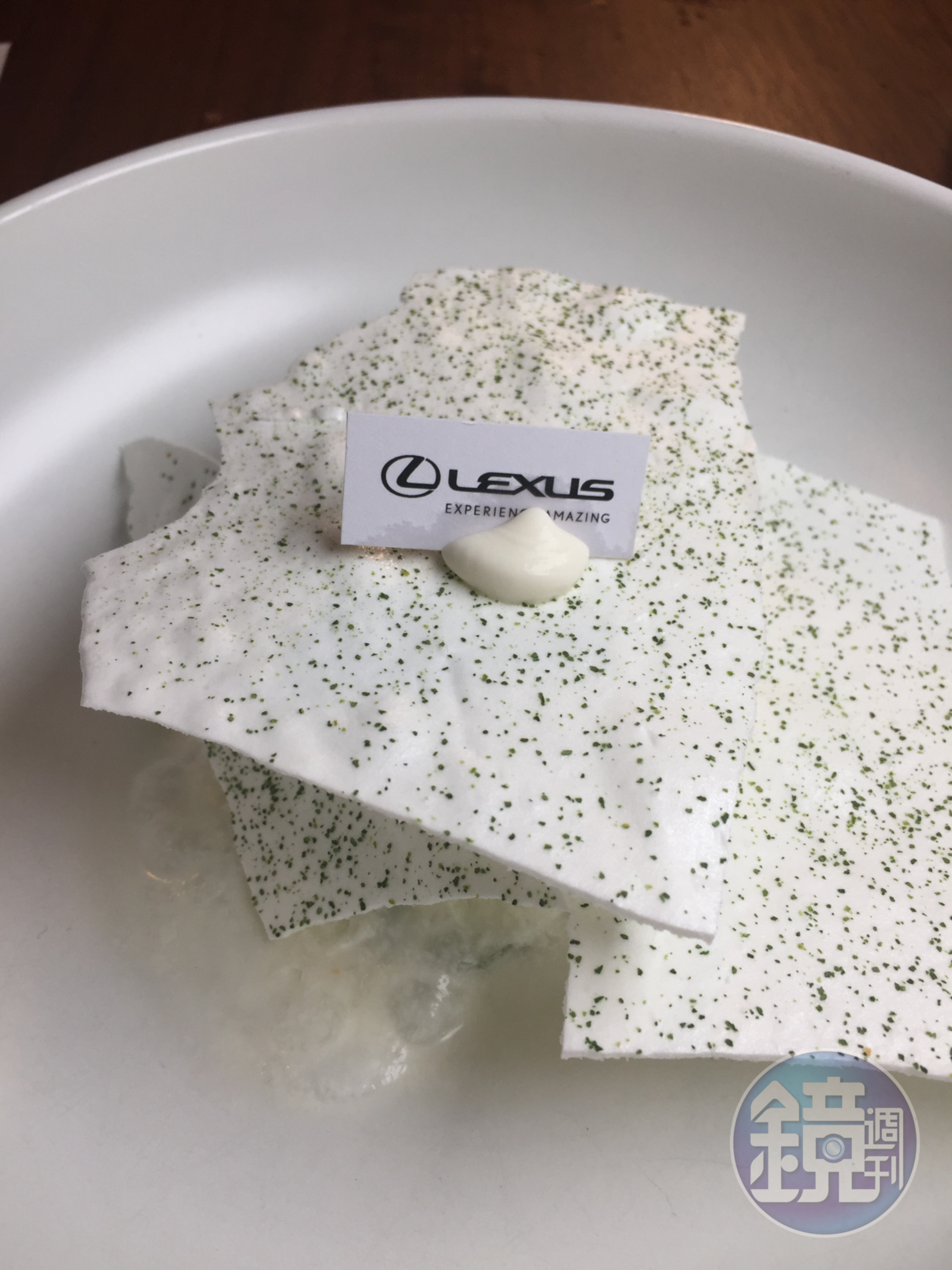 甜點飄菜味的「黃瓜雪酪／優格／芹菜冰沙」，蛋白餅撒上乾燥小黃瓜粉，底下是優格慕斯、芹菜冰沙。