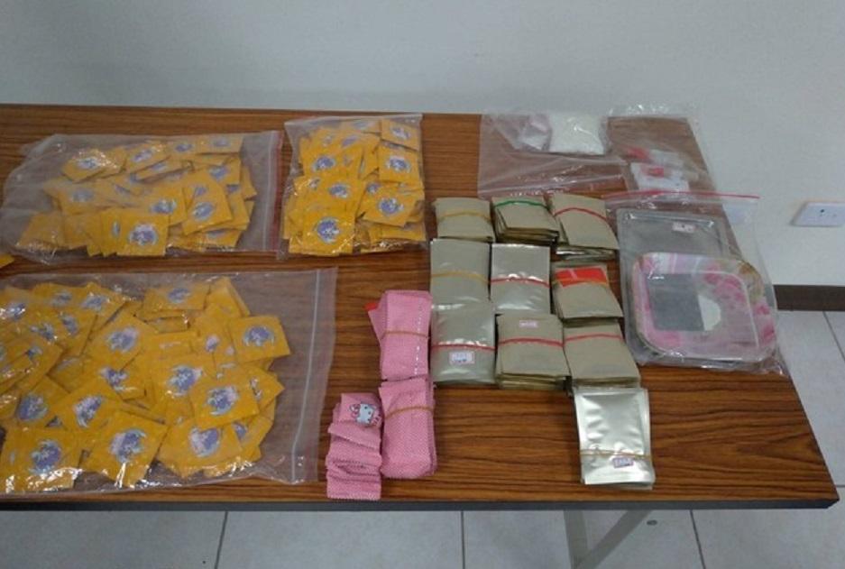 高姓男子因友人受傷求援，引來警方到其租屋處查獲2.8公斤的毒品咖啡包、近89公克的K他命、以及30發改造子彈。（警方提供）