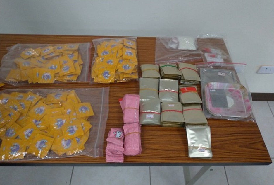 高姓男子因友人受傷求援，引來警方到其租屋處查獲2.8公斤的毒品咖啡包、近89公克的K他命、以及30發改造子彈。（警方提供）