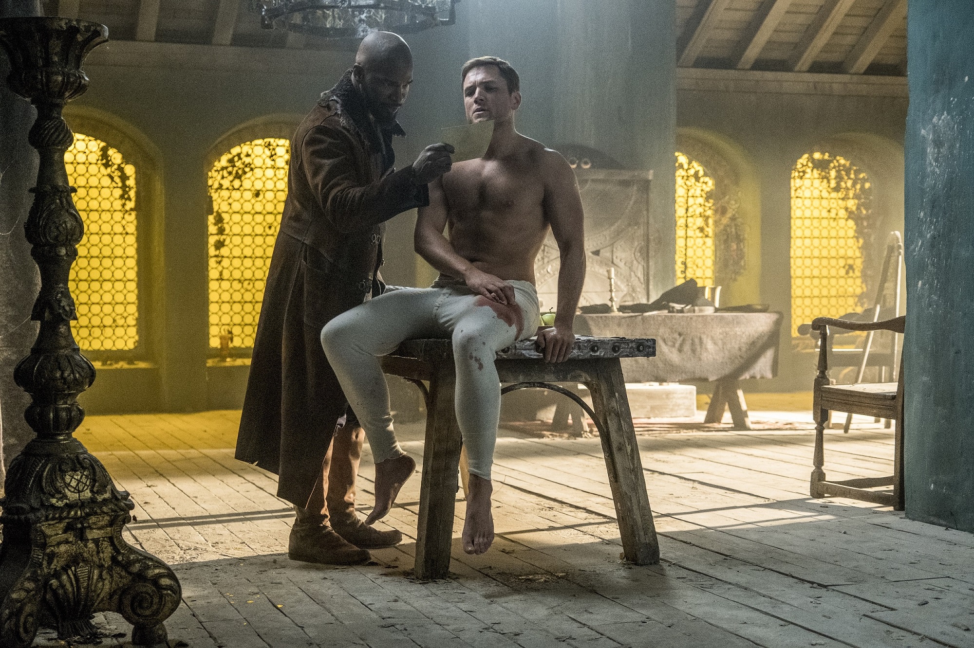 泰隆艾格頓為了飾演羅賓漢勤加健身，上半身全裸的他秀出厚實胸肌，抓人眼球。（CatchPlay提供）