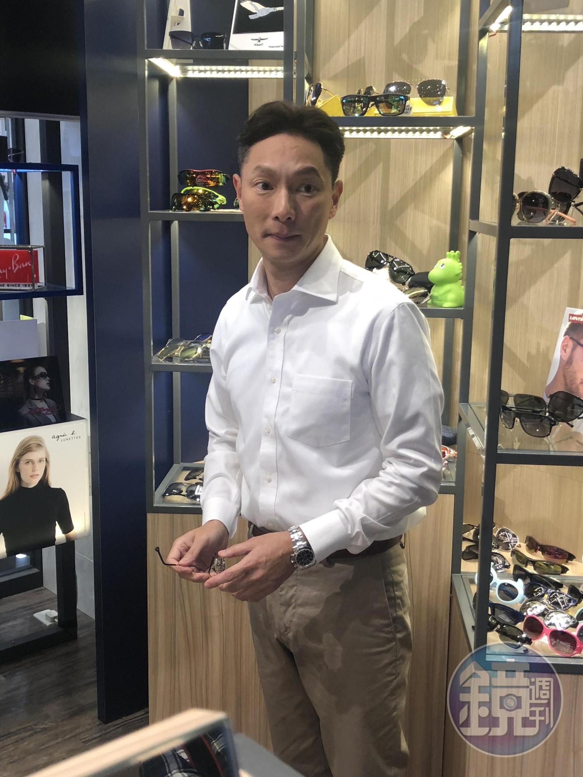 50歲的他近日檢查知道已有老花眼,坦言非常不能接受。
