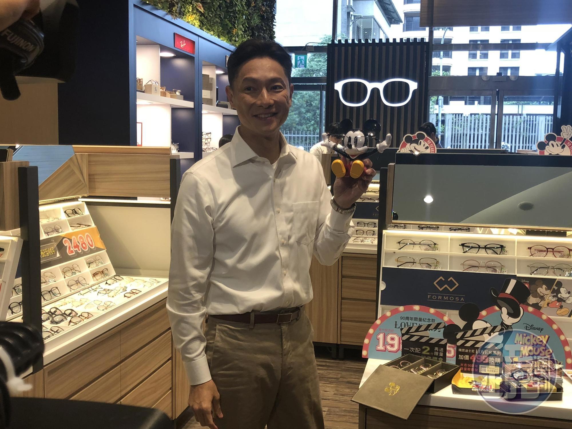 本身沒近視的謝祖武不愛3C產品,也不愛滑手機,開電腦也只會看電郵。