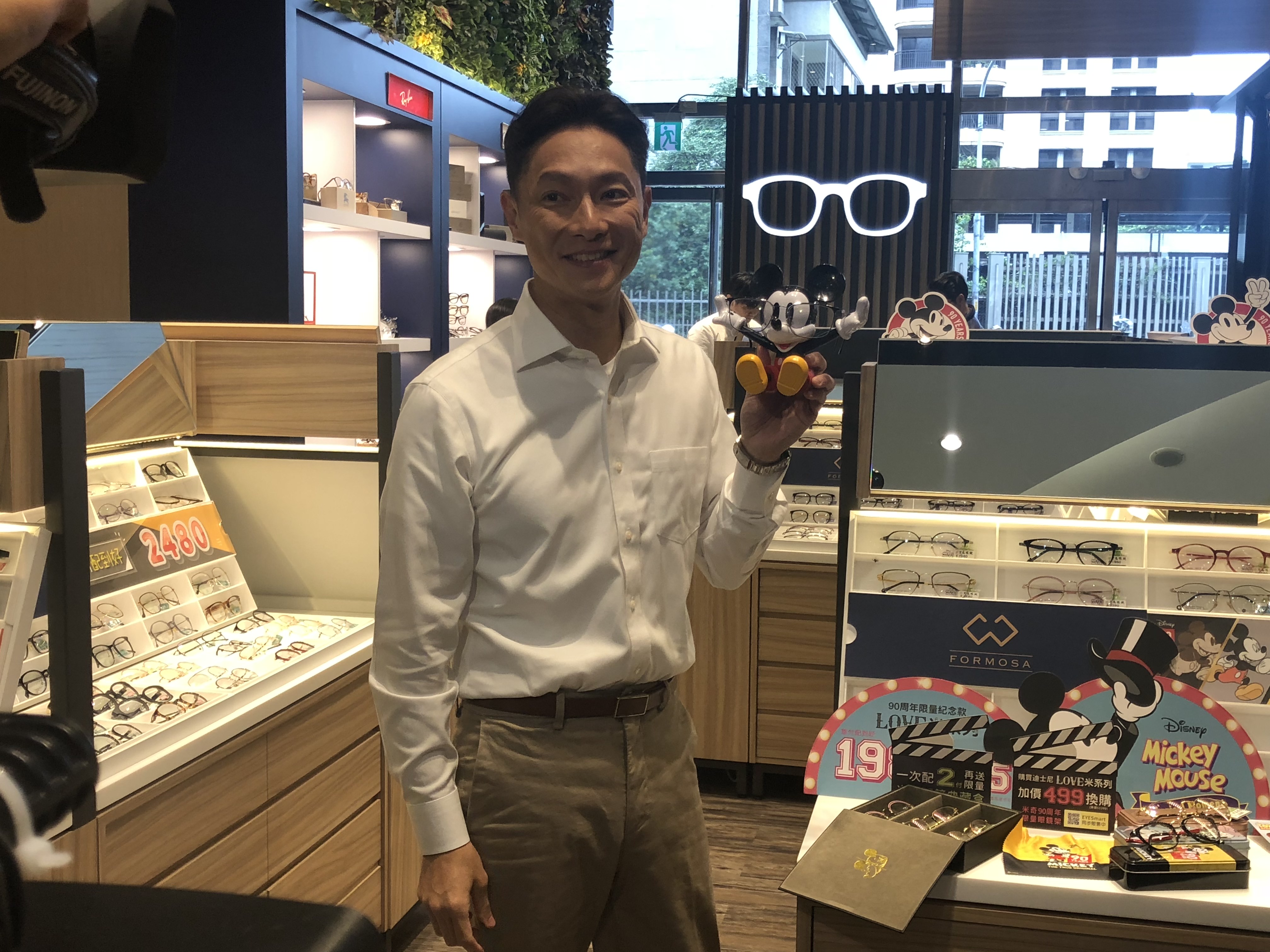 本身沒近視的謝祖武不愛3C產品，也不愛滑手機，開電腦也只會看電郵。