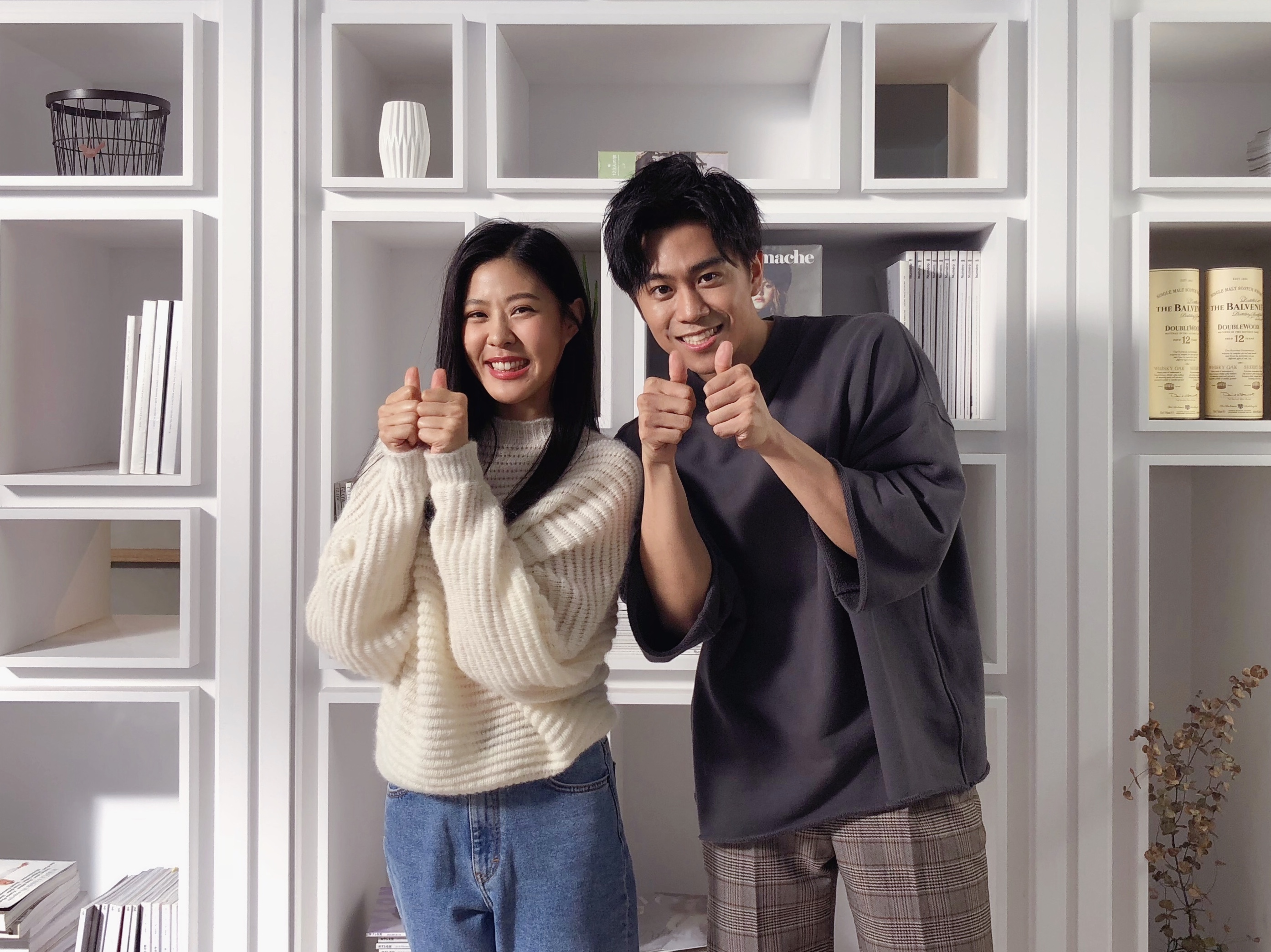 廖柏雅的新歌〈因為很愛你〉找來Erika合唱，兩人鏡頭前互動毫無羞澀感。 （柏雅音樂工作室提供）