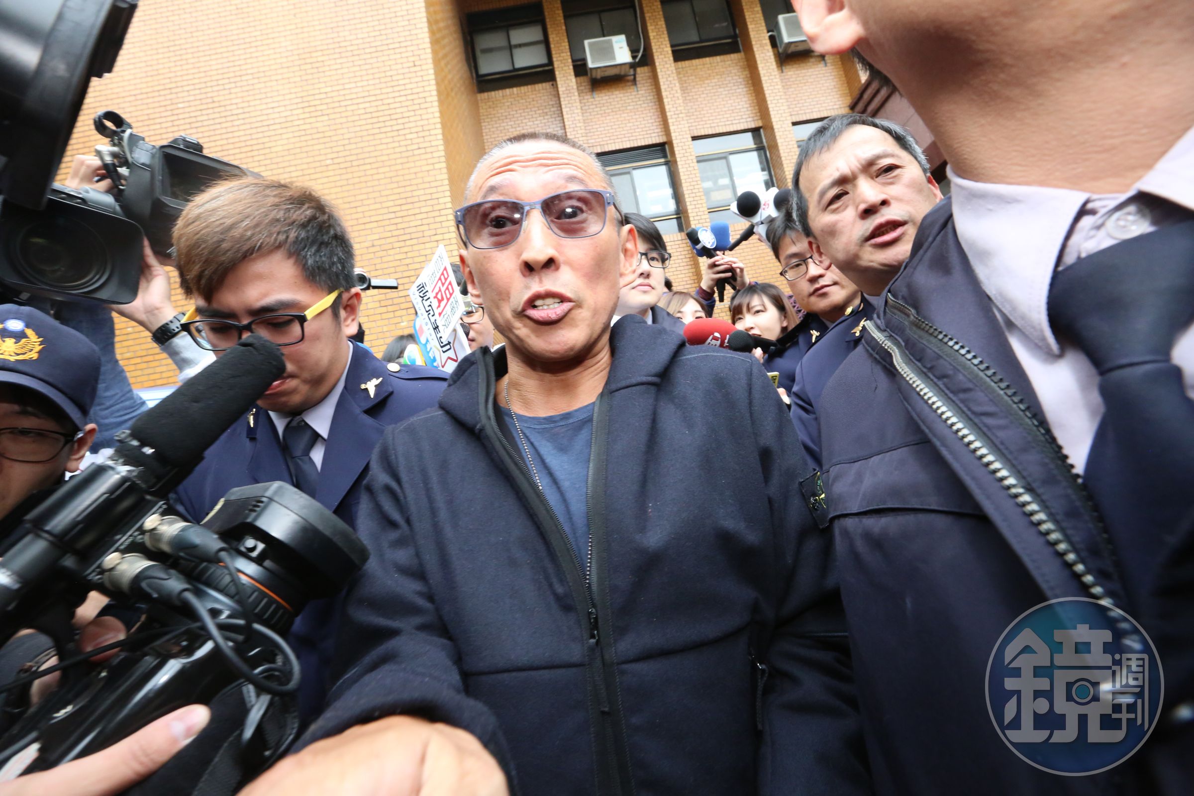 呂秋遠po文討論性侵案件，當中他暗示豆導為何剃光頭，「不是為了懺悔，而是為了某件事無法採集頭髮，不要想太多。」