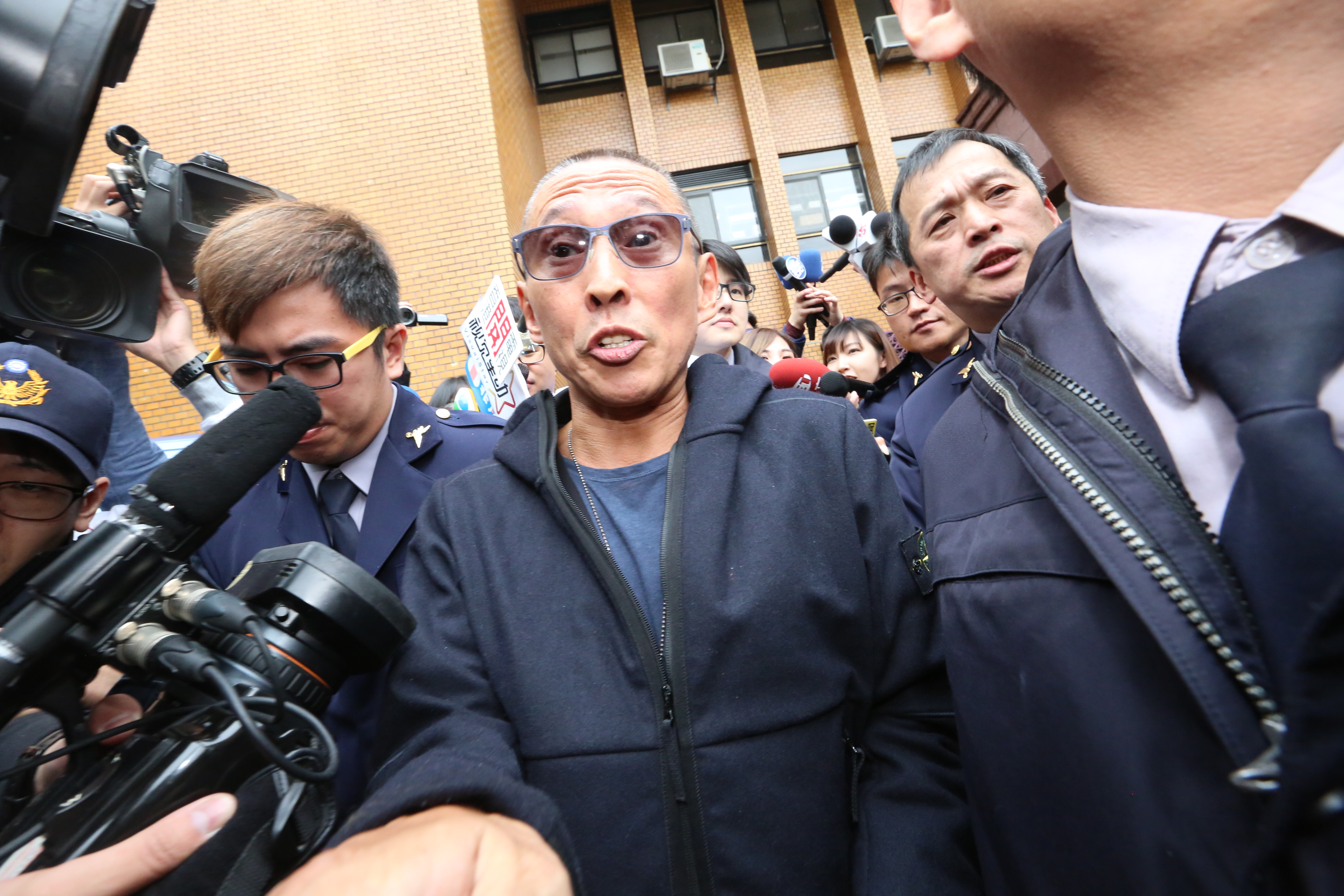 呂秋遠po文討論性侵案件，當中他暗示豆導為何剃光頭，「不是為了懺悔，而是為了某件事無法採集頭髮，不要想太多。」