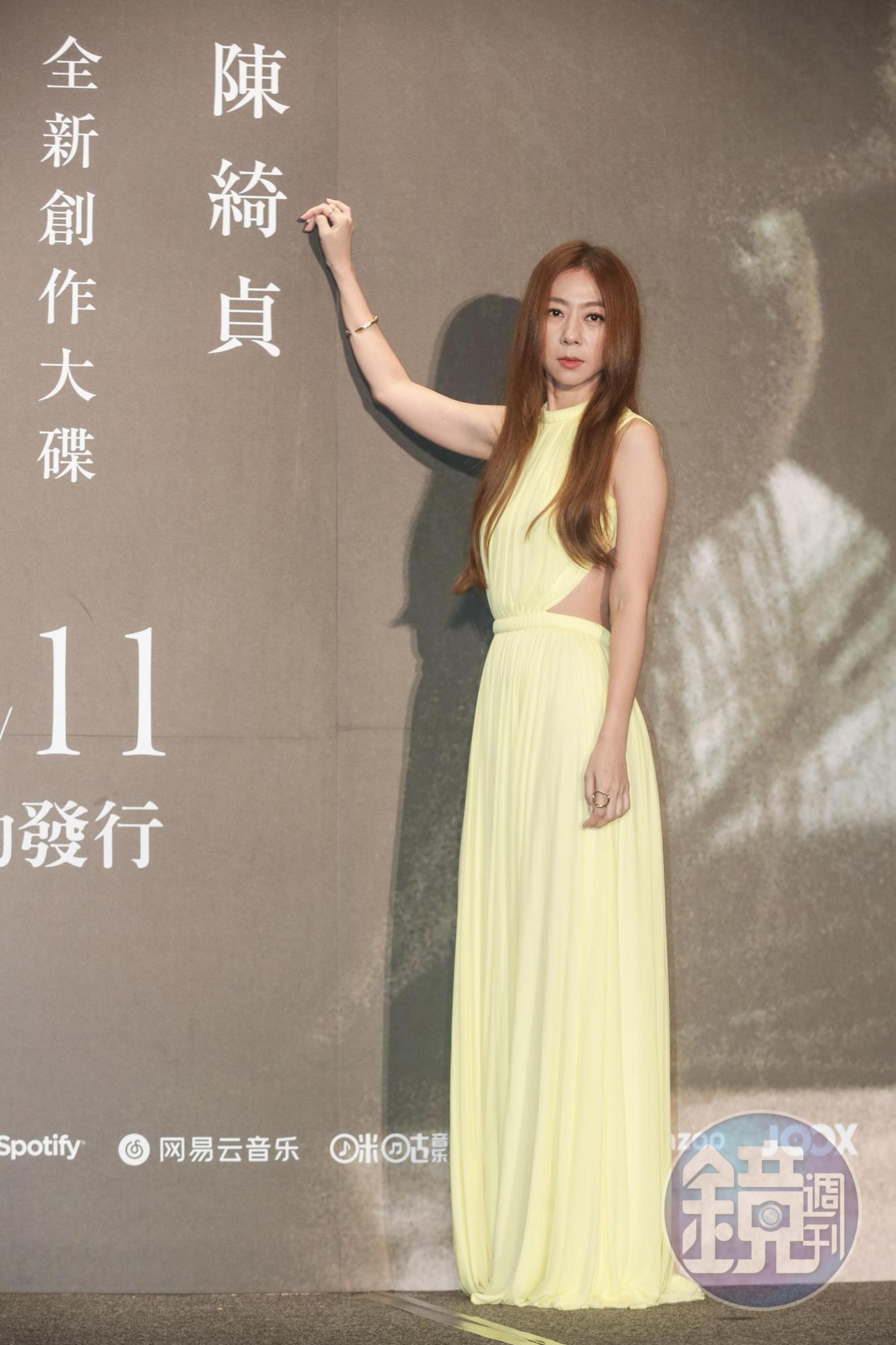  陳綺貞透露拍攝〈殘缺的彩虹〉 MV、有不少親密動作跟落淚劇情難不倒她。