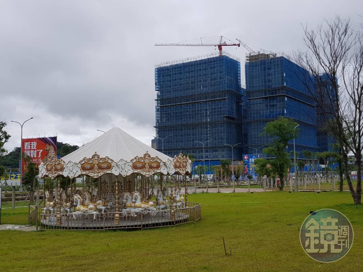 國泰豐格在基地現場放置了一座大型的旋轉木馬,免費對外開放,營造出歡樂氣氛。