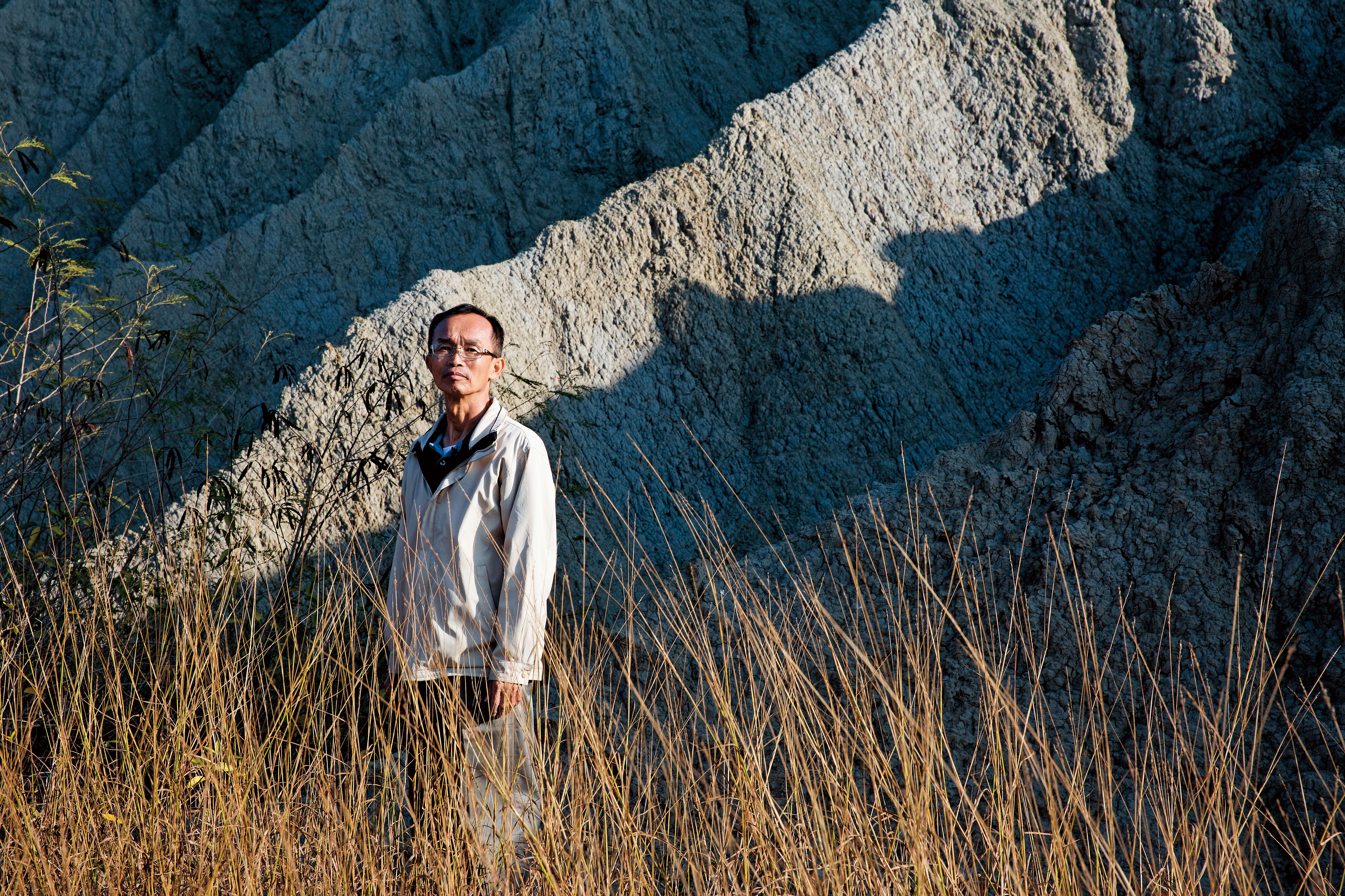 站在走過、撫摸過無數次的故鄉土地，瘦小的陳永和像個小巨人，也像一顆怪手挖不動的頑石。