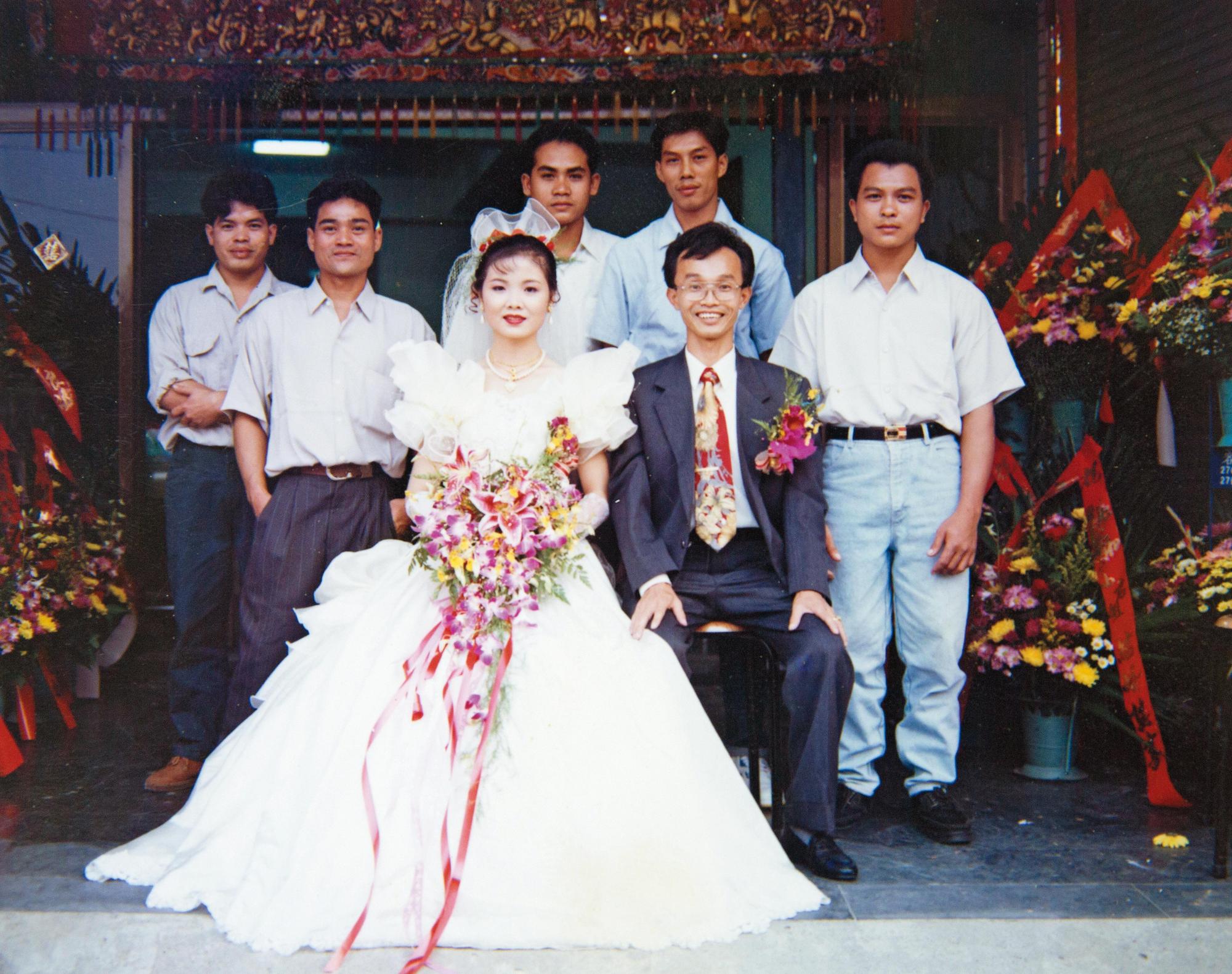 妻子陳慧娟(前左)24歲嫁給陳永和(前右),是他穩定也溫柔的支持,2人平常嘻嘻哈哈,但整場選戰中,妻子陪他跑完全程,謝票亦如是。