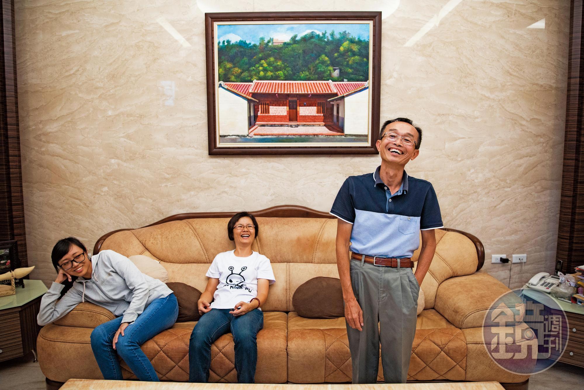 陳永和(右)與妻女跑遍台南打選戰,他總稱三人是「三口組」,選後總算輕鬆些了,一家三口在自家客廳笑開懷,身後畫作是陳永和母親老家,他刻意找人作畫,希望媽媽日日都能看見老厝。