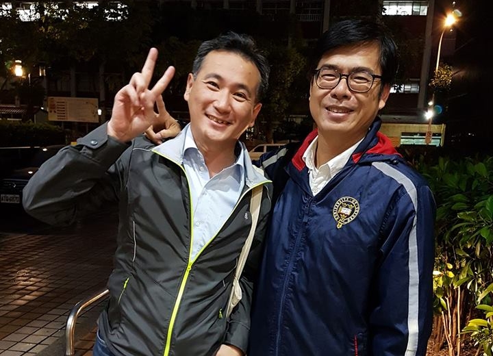 民進黨立委鄭運鵬今傍晚貼出與前立委陳其邁（右）在立院巧遇的合照。（翻攝鄭運鵬臉書）