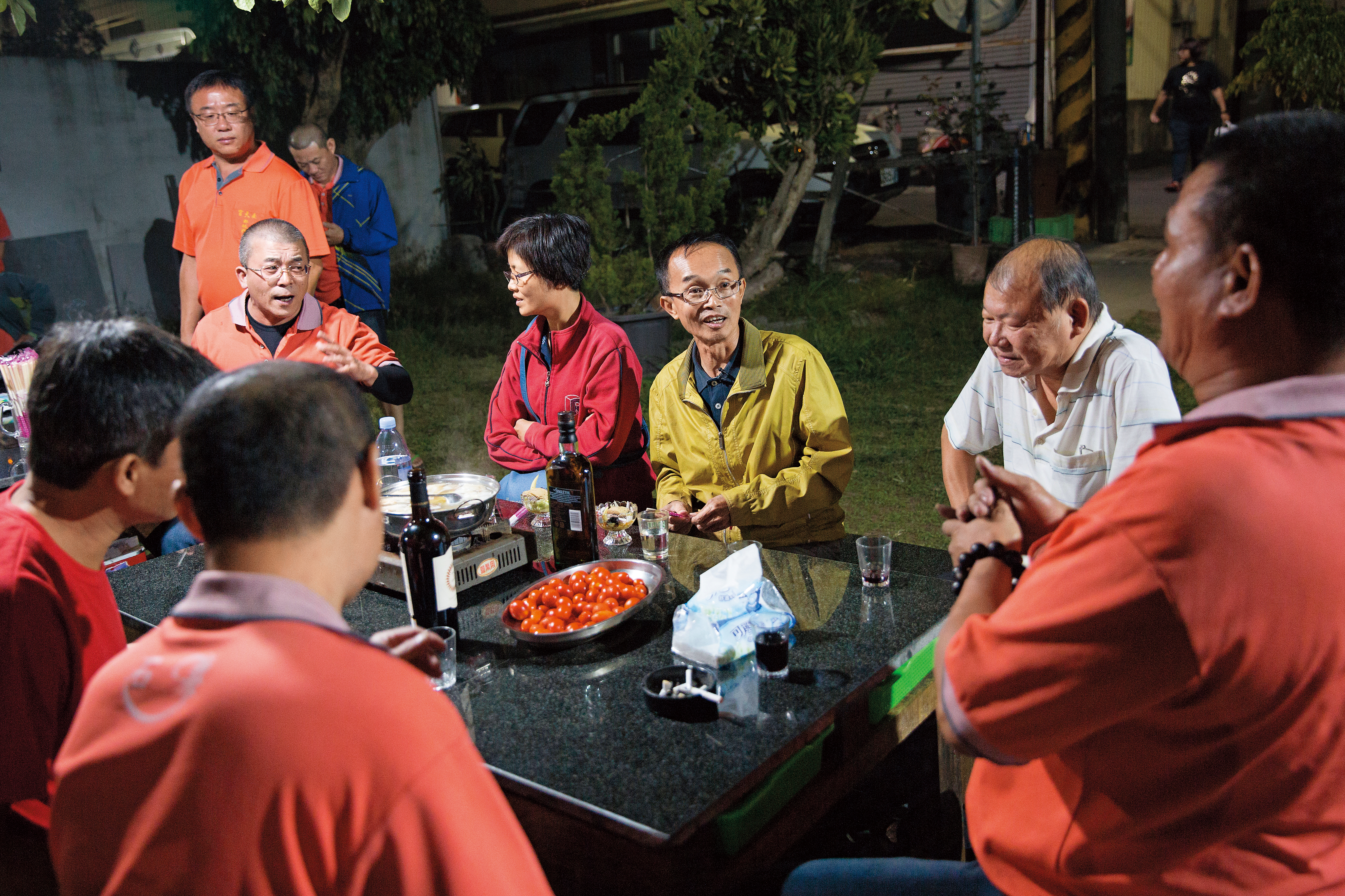 陳永和（中）謝票跟拜票一樣用力，不是宣傳車放送聲音跑跑而已，他親自開車，還隨時下車和支持者聊起天來。
