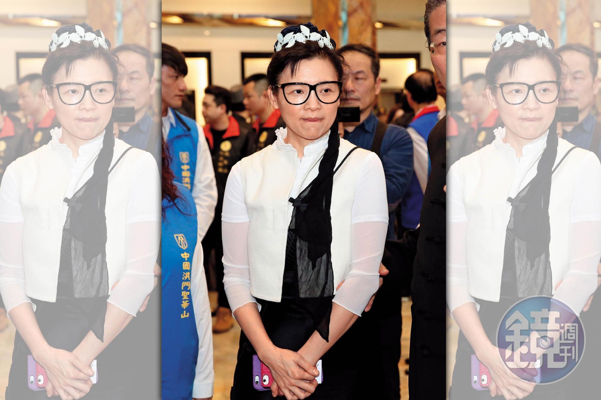 璩美鳳曾擔任澳亞衛視主播、副台長等職位，以千萬元年薪簽約3年。