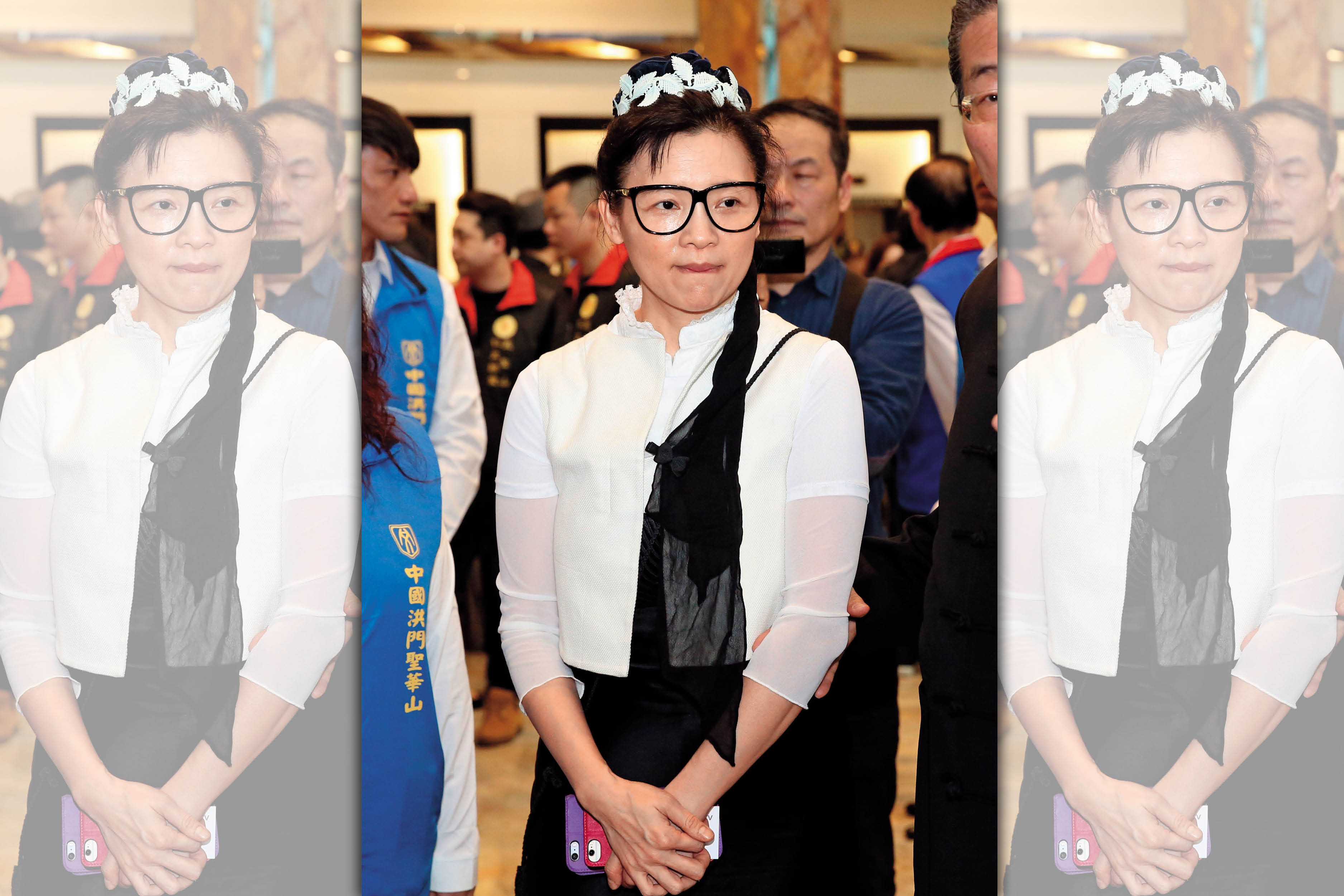 璩美鳳曾擔任澳亞衛視主播、副台長等職位，以千萬元年薪簽約3年。