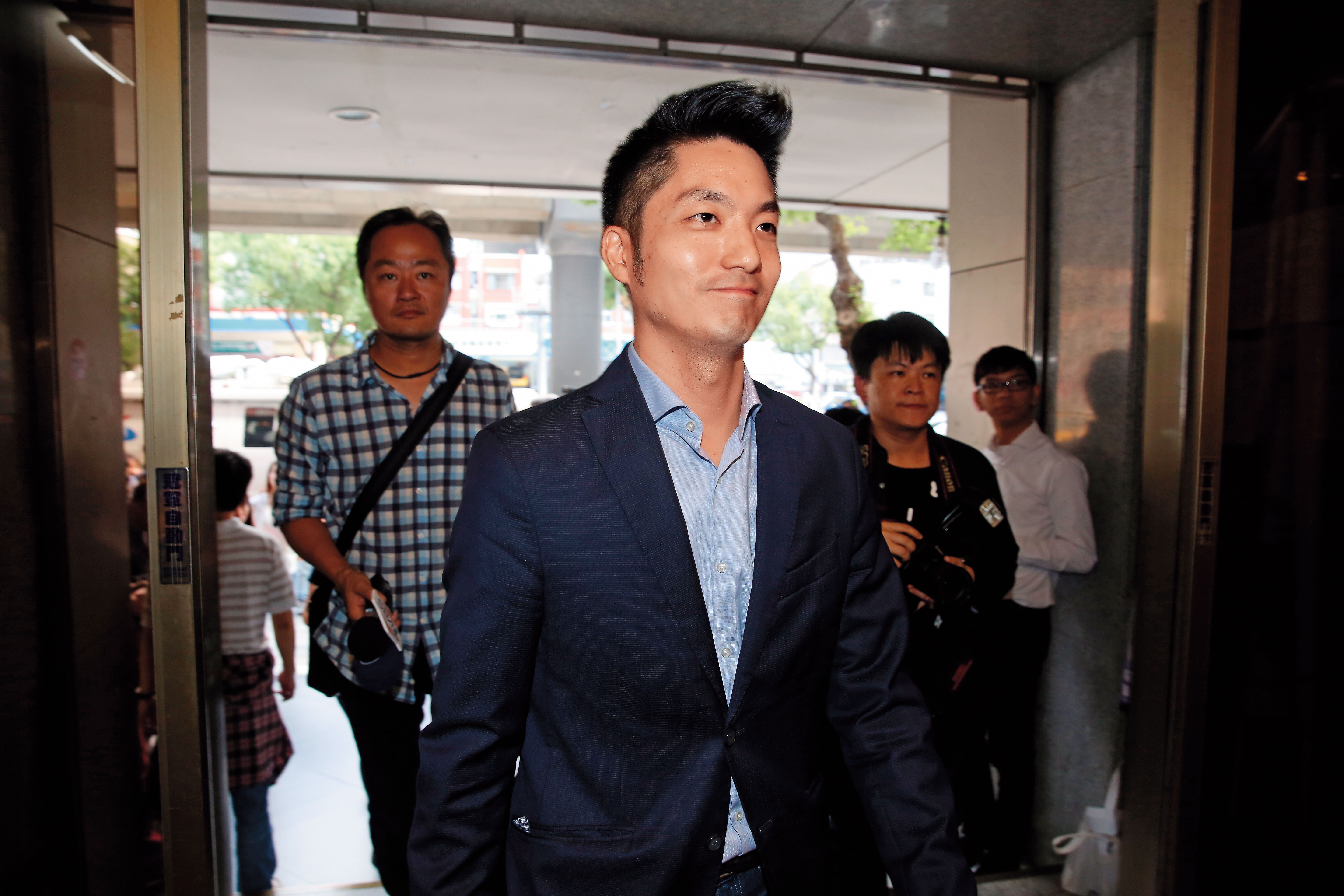 朱營對立院黨團成員高喊世代交替並不排斥,立院黨團幕僚群則喊出江啟臣搭配蔣萬安的「江蔣配」。