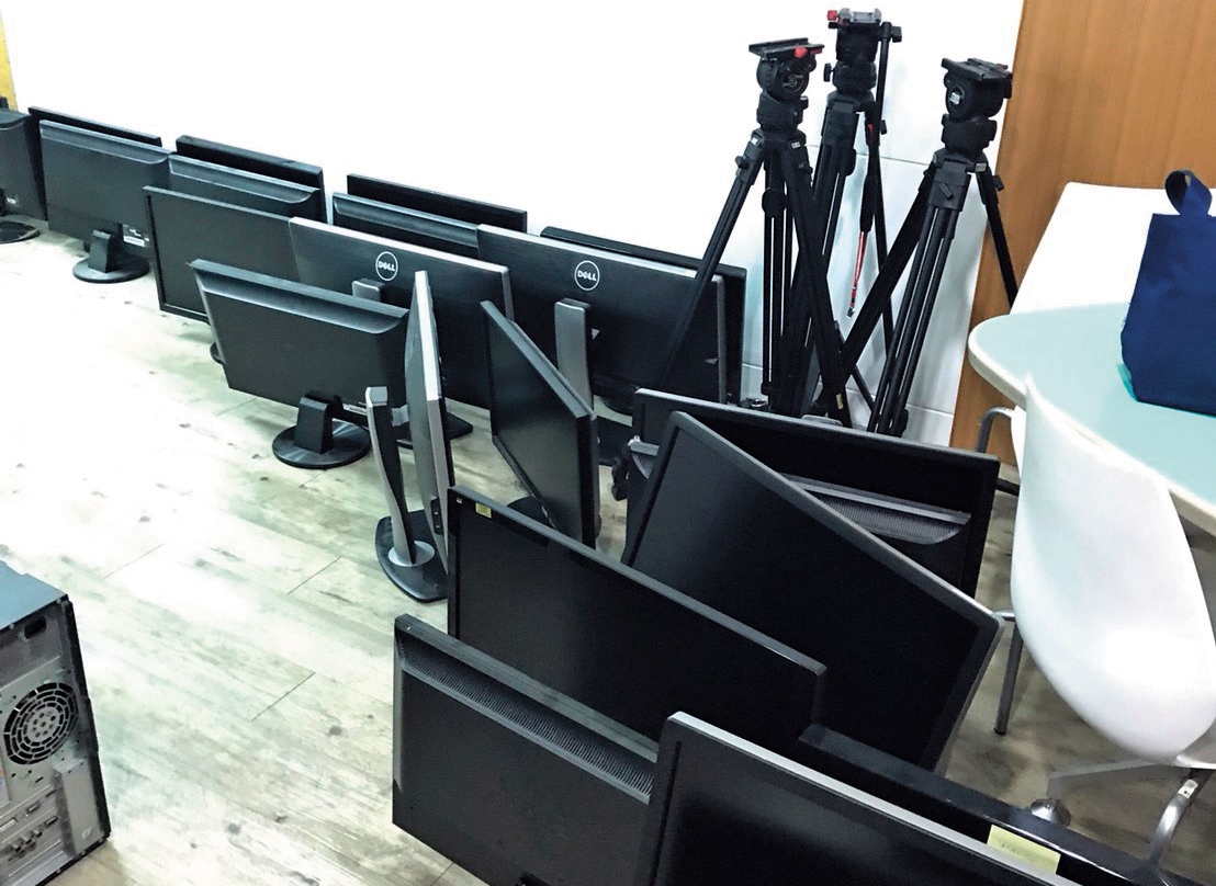 作為電視台核心設備的螢幕以及腳架，被查封後搬到庫房存放。（讀者提供）